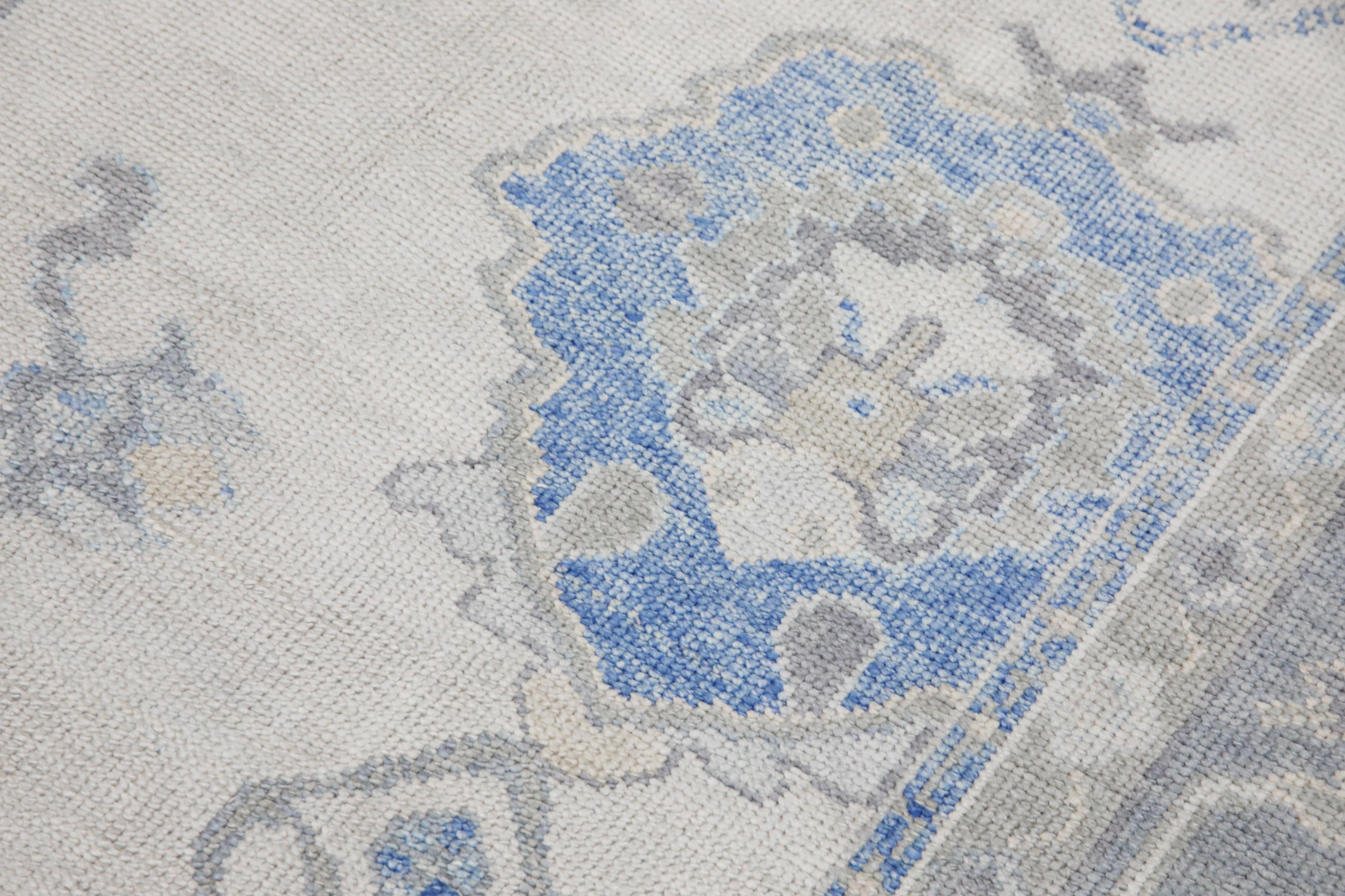 Dieser moderne türkische Oushak-Teppich ist ein atemberaubendes Kunstwerk, das von erfahrenen Kunsthandwerkern mit traditionellen Techniken handgewebt wurde. Der Teppich weist komplizierte Muster und eine weiche Farbpalette auf, die durch die