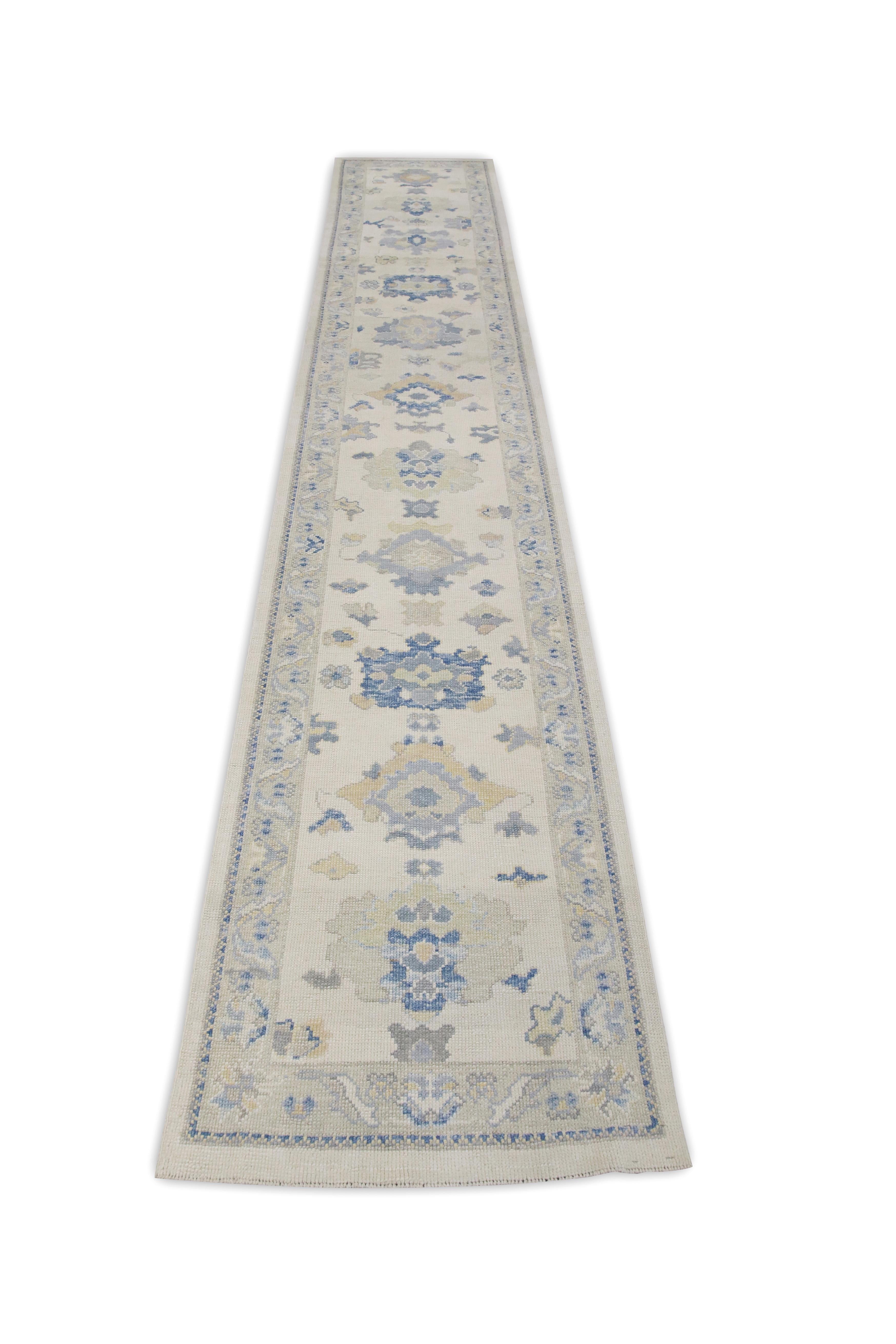 Handgewebter türkischer Oushak-Läufer aus Wolle in Creme & Blau mit Blumenmuster 2'10