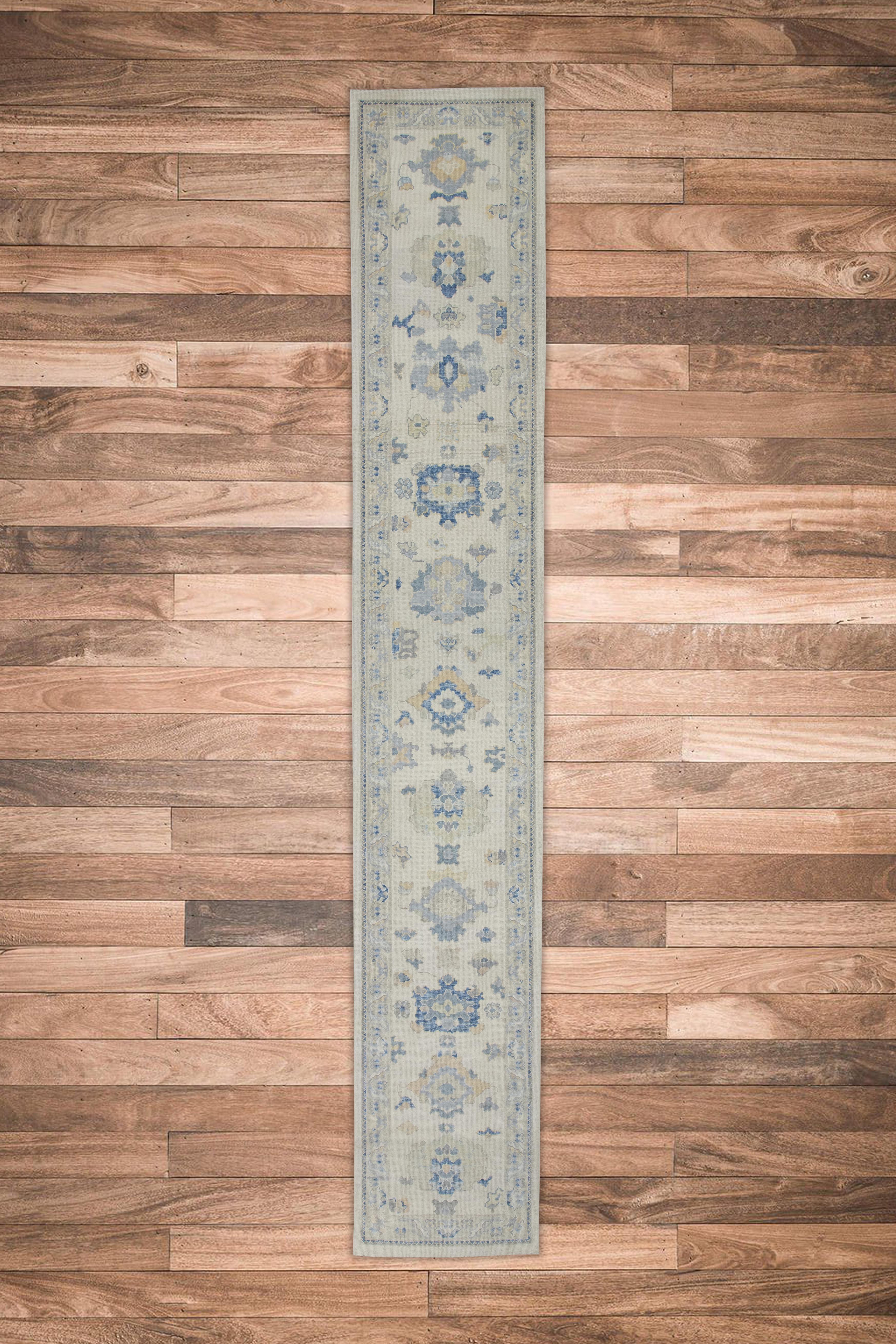 Handgewebter türkischer Oushak-Läufer aus Wolle in Creme & Blau mit Blumenmuster 2'10