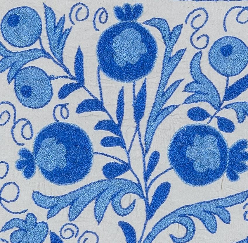 Housse de coussin décorative en soie brodée à la main sur fond de lin, motifs de fleurs et de vignes, dos en lin avec fermeture éclair, pas d'insert.
Lavage délicat et spécialisé conseillé.

Suzani, terme d'Asie centrale désignant un type