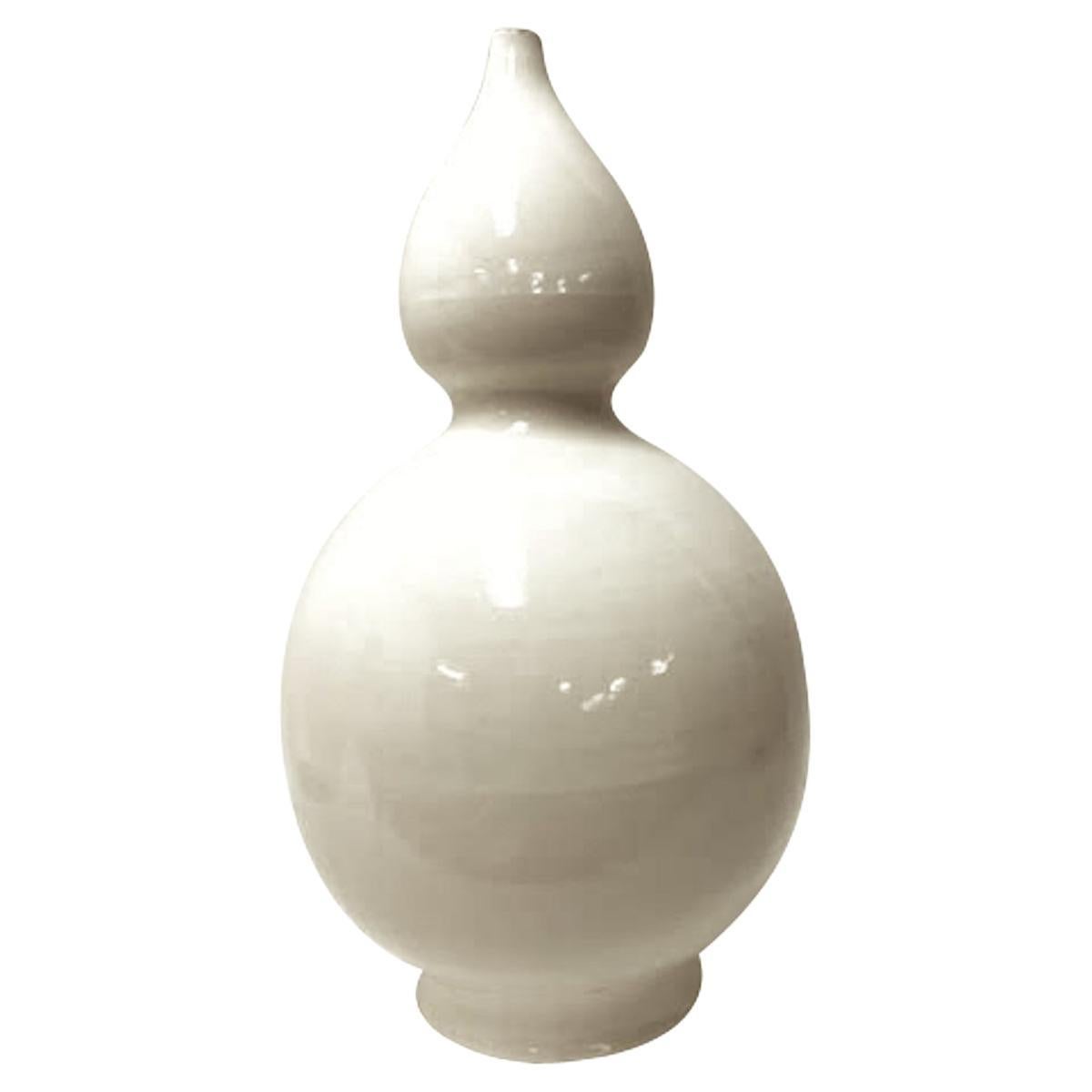 Chinois Vase en céramique en forme de bouteille de couleur crème, Chine, contemporain en vente