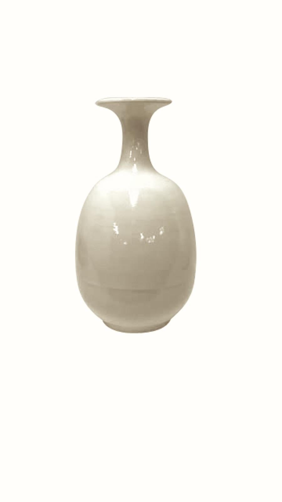Vase en céramique en forme de bouteille de couleur crème, Chine, contemporain en vente 2