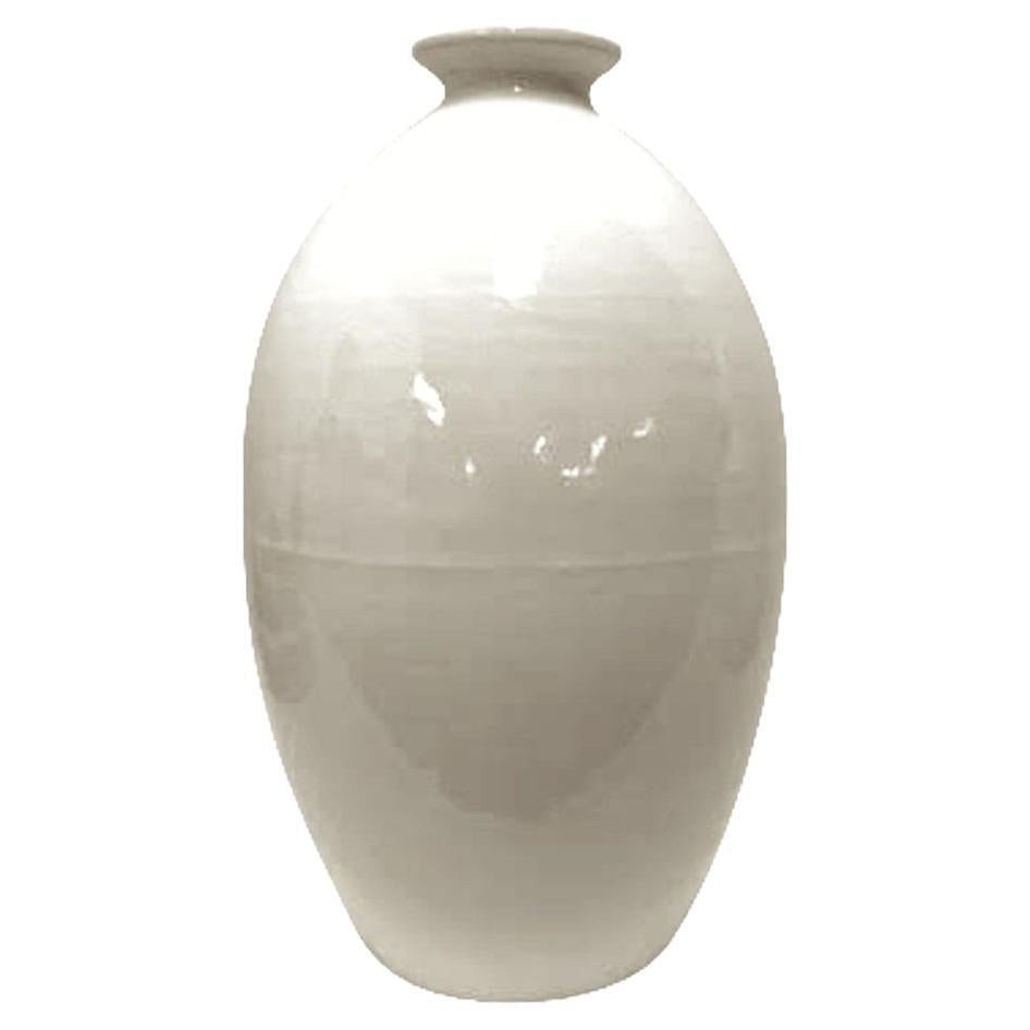 Vase en céramique en forme de bouteille de couleur crème, Chine, contemporain en vente