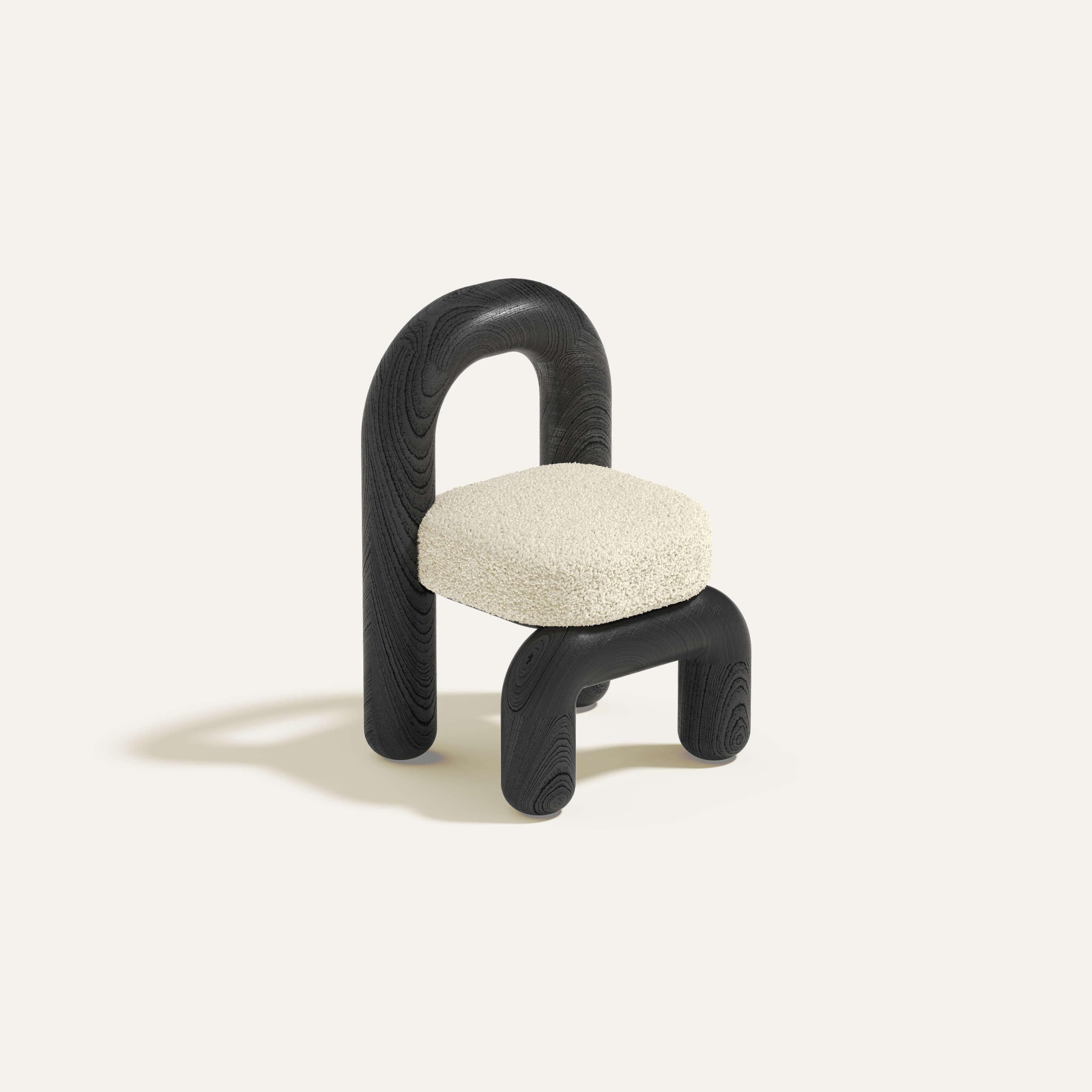 Lithischer Esszimmerstuhl aus schwarzem Boucle-Eiche in Creme von Maha Alavi Studio
Abmessungen: B 58 x T 54 x H 86 cm
MATERIALIEN: Eiche massiv.

Maha Alavi ist ein kanadischer Industriedesigner mit Sitz in Tokio. Ihre Praxis zielt darauf ab,