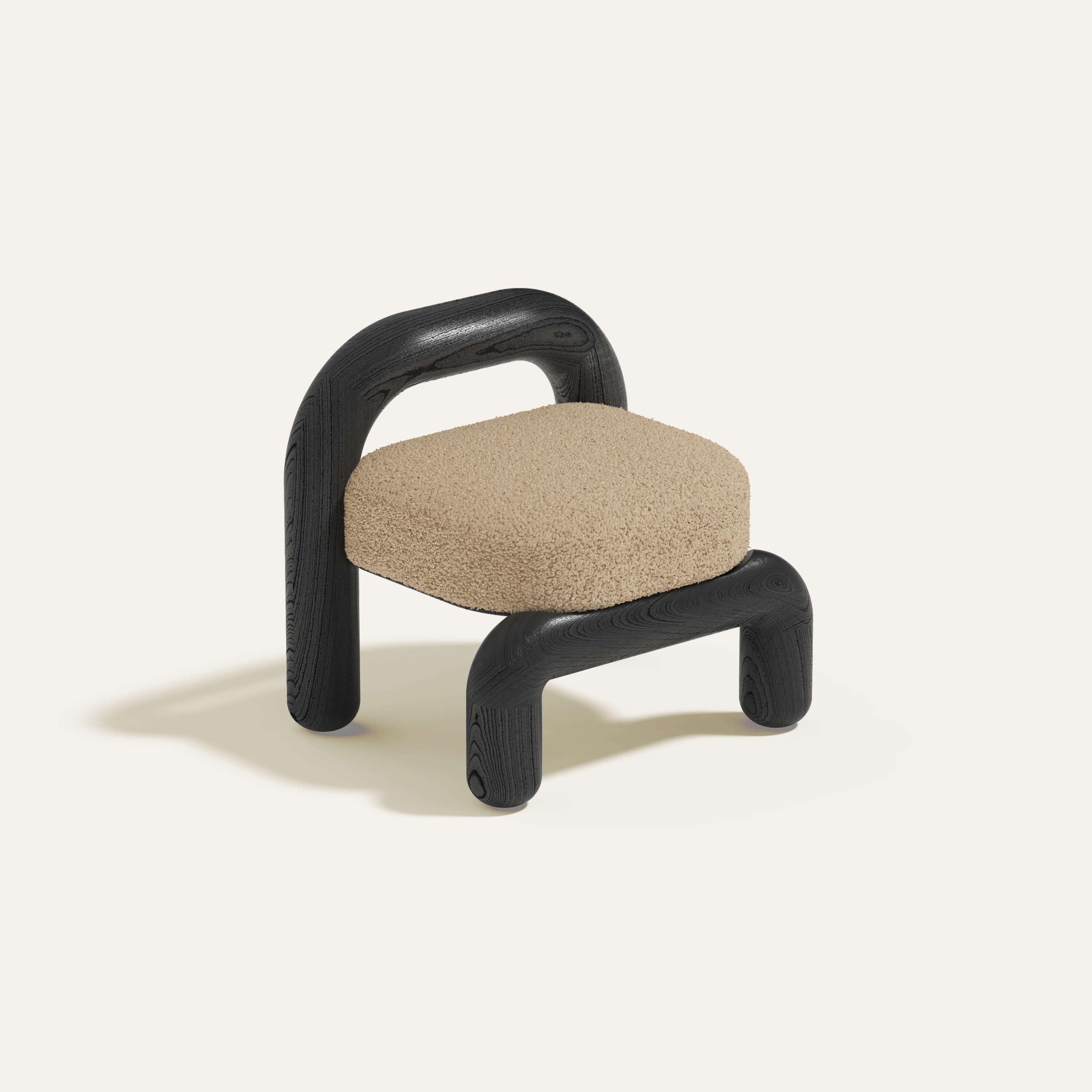 Chaise longue lithique en chêne noir Cream Boucle par Maha Alavi Studio
Dimensions : L 74 x D 59 x H 71 cm
MATERIAL : Chêne massif.

Maha Alavi est une designer industrielle canadienne basée à Tokyo. Sa pratique vise à explorer le contexte par le