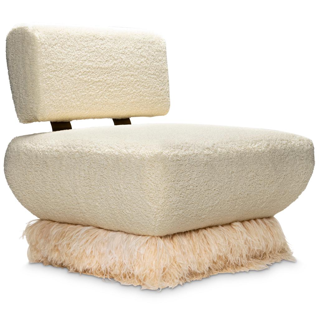 Cette chaise longue fait partie de la collection Ostrich Fluff conçue par Egg Designs et fabriquée en Afrique du Sud.
La chaise longue est construite en deux parties, celles-ci étant reliées par deux supports en acier bronzé qui sont ensuite fixés à