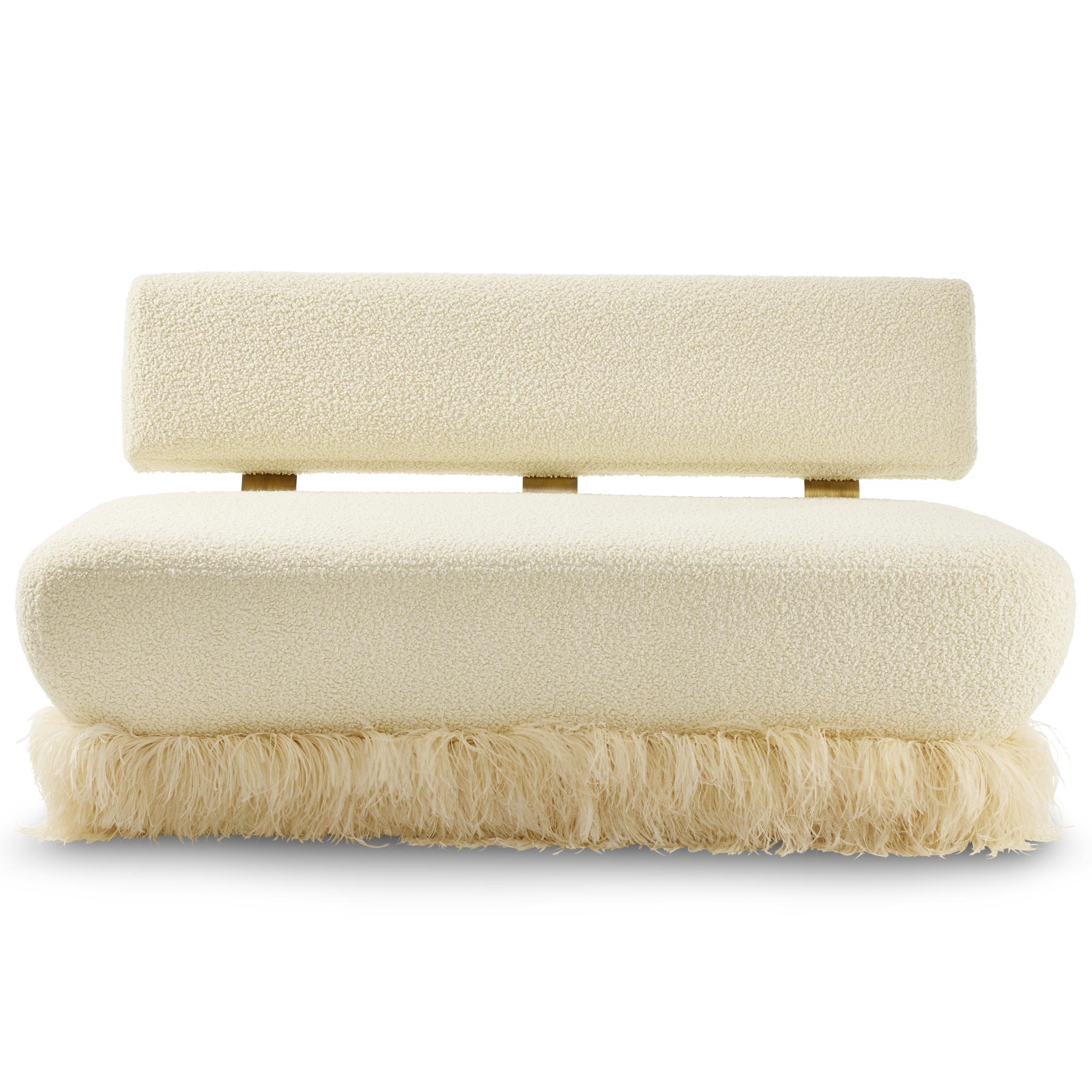Der in Opulenz und Unfug gehüllte Ostrich Fluff Lounge Chair von Egg Designs verbindet afrikanische Wildnis mit avantgardistischem Glamour.
Mehr Skulptur als Sitzgelegenheit, zieht er mit seiner pflaumengeschmückten Silhouette und seinem
