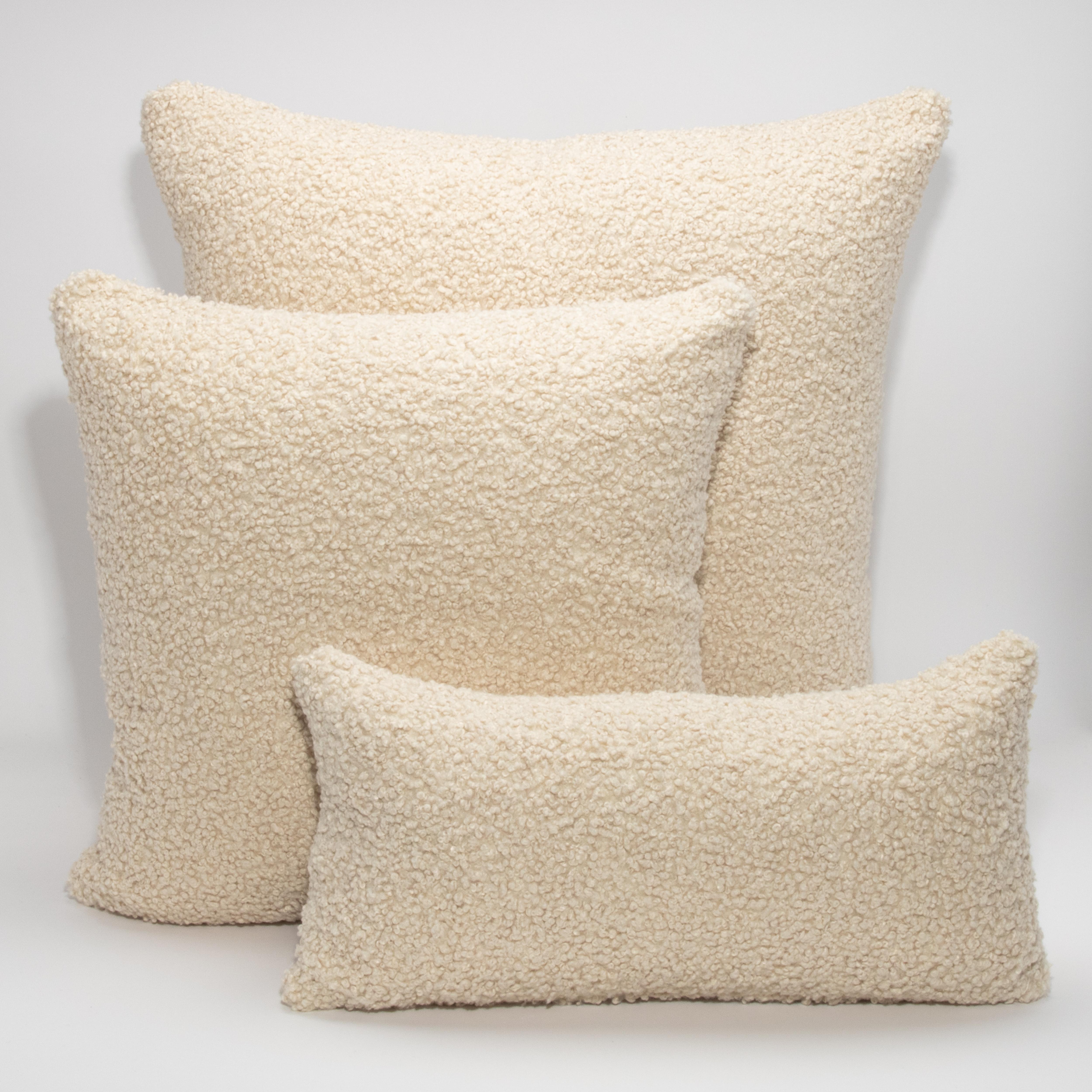 Fatto a mano Cuscino Euro Boucle Crema di MOGUL in vendita