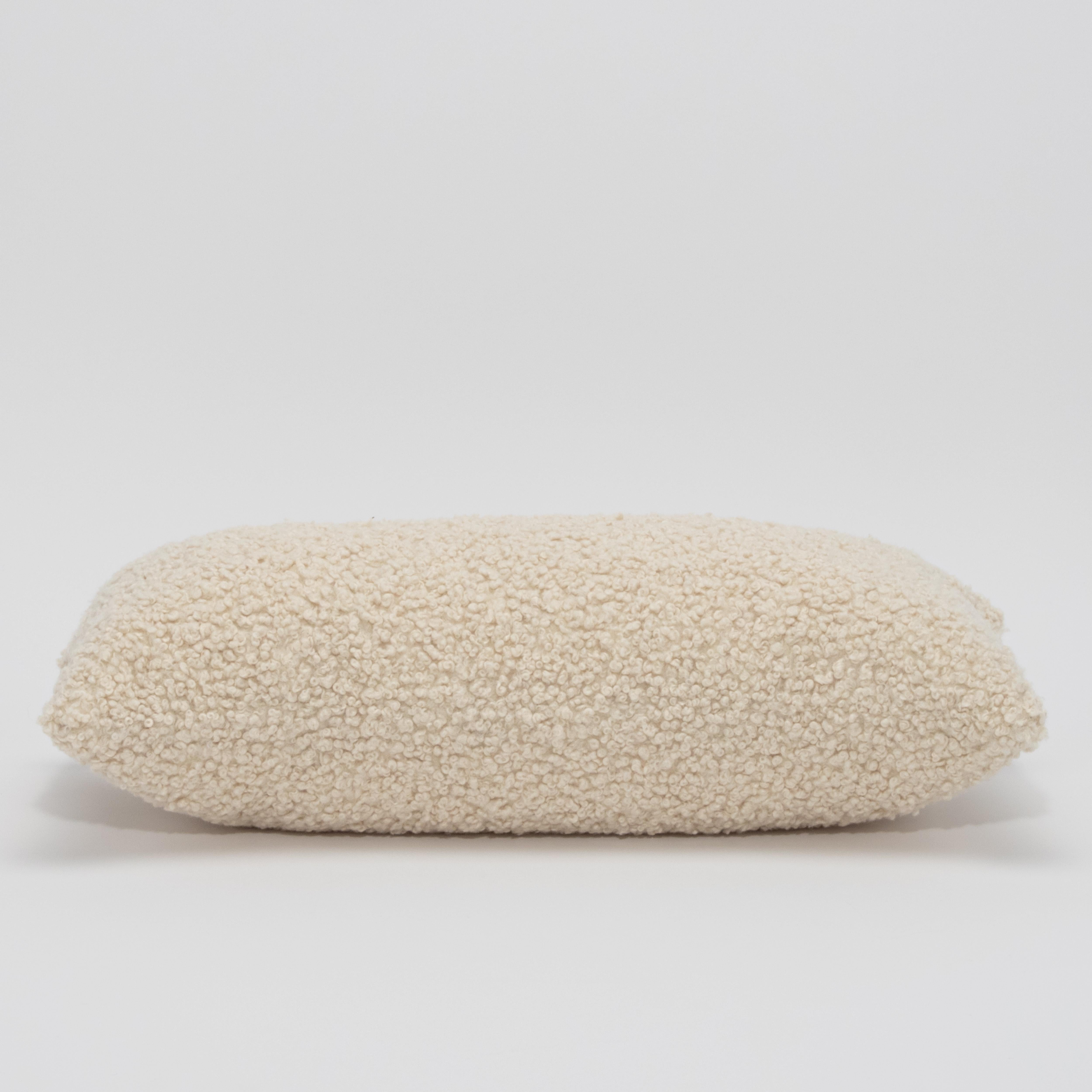 Aggiungi un tocco di accogliente eleganza al tuo spazio con questo cuscino a forma di rene, realizzato in morbido tessuto bouclé. La silhouette allungata offre comfort e raffinatezza, rendendola perfetta per divani, poltrone o letti. Avvolto in una
