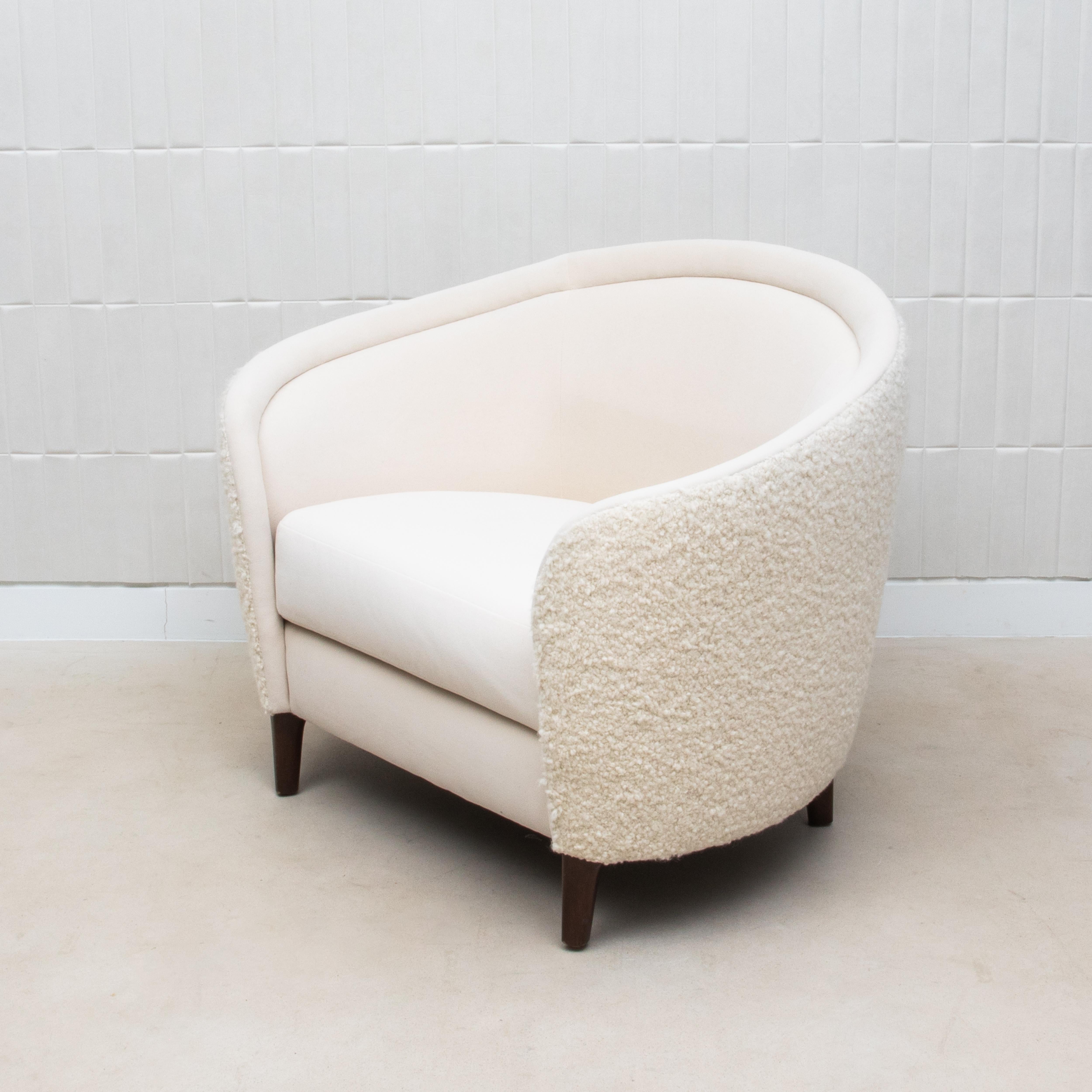 The Cream Boucle Vergara Chair by MOGUL is a masterpiece of refined luxury and timeless elegance. This handcrafted chair features a harmonious blend of materials and textures, showcasing the finest craftsmanship. Its plush cream velvet upholstery is