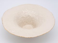 Cremefarbene Schale mit übertriebener Kante und vergoldeter Lippe