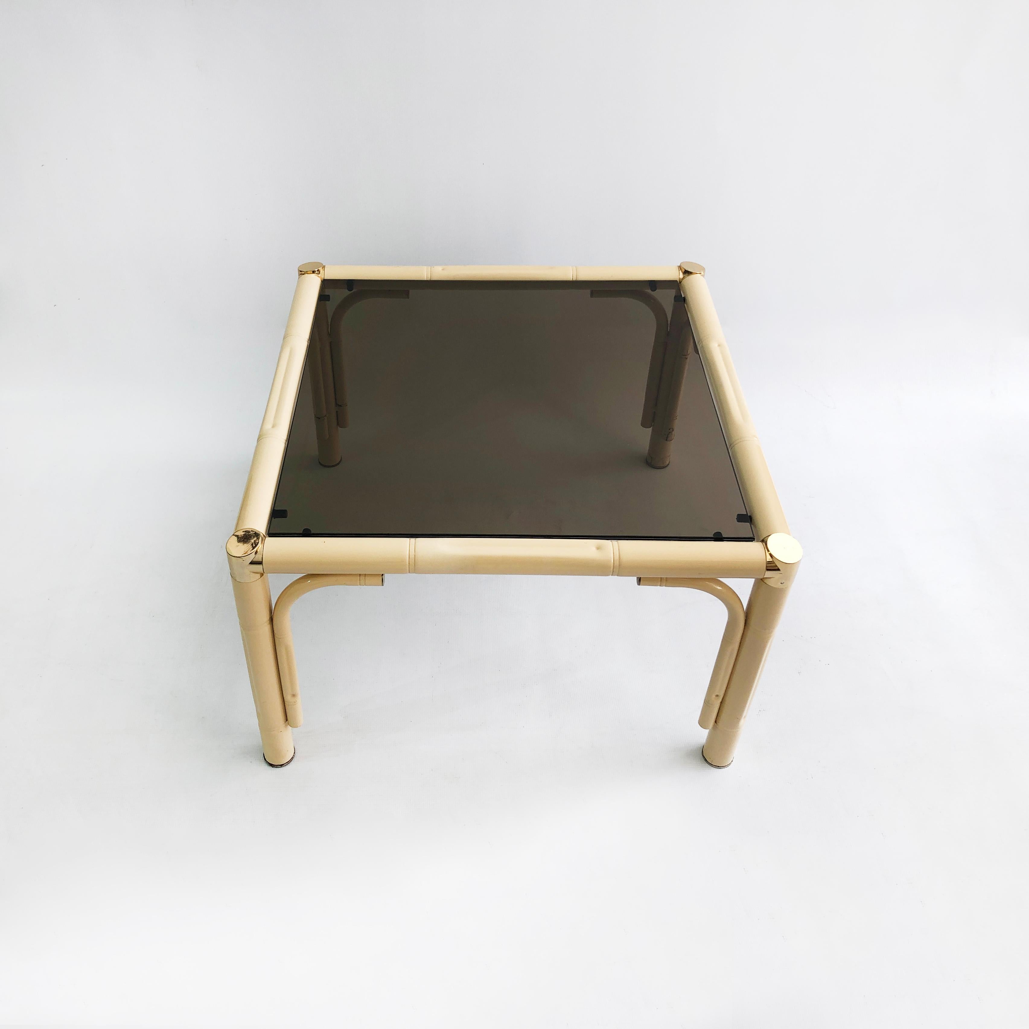 Poudré Table d'appoint italienne mi-siècle exotique vintage en laiton crème et faux bambou, années 1970 en vente