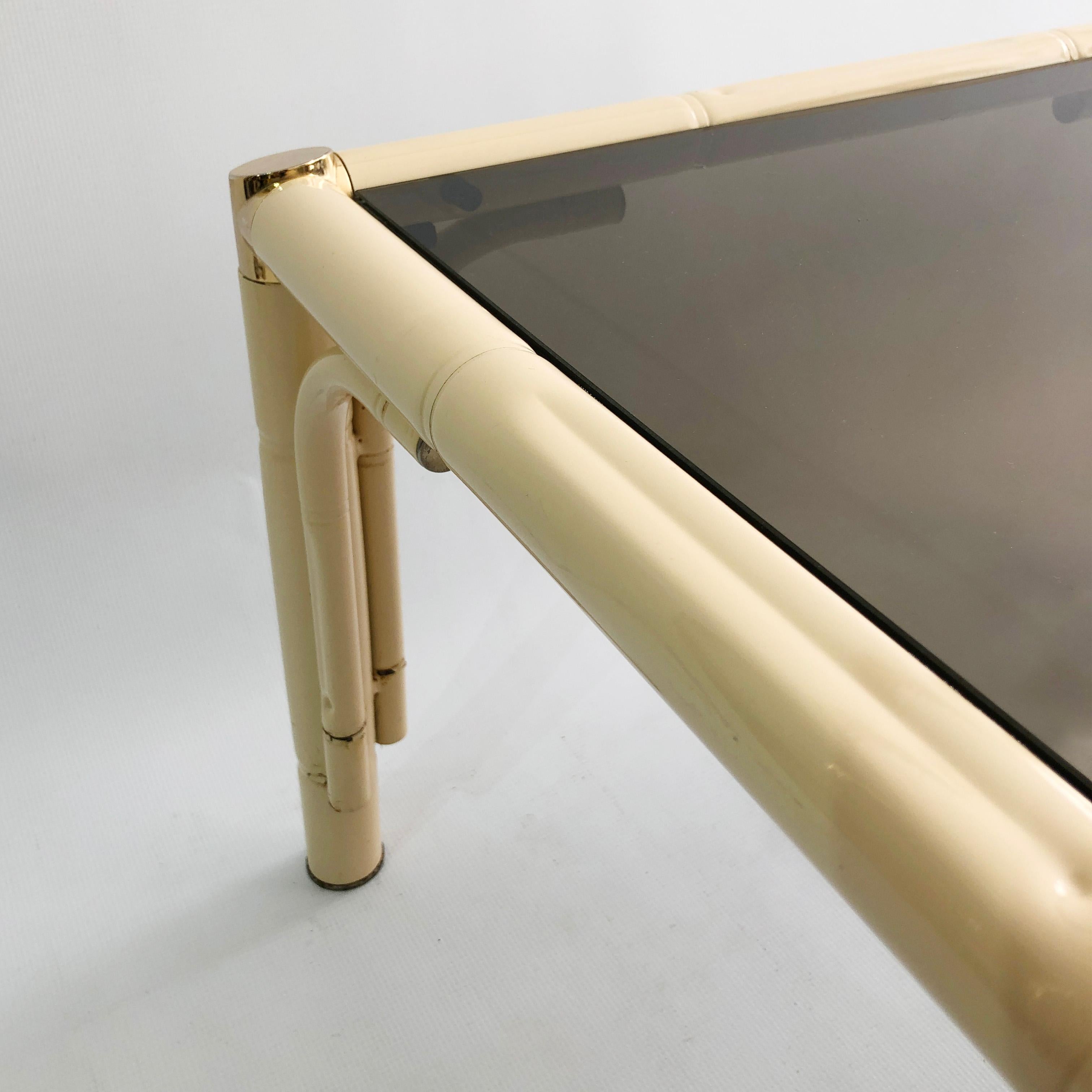 Métal Table d'appoint italienne mi-siècle exotique vintage en laiton crème et faux bambou, années 1970 en vente