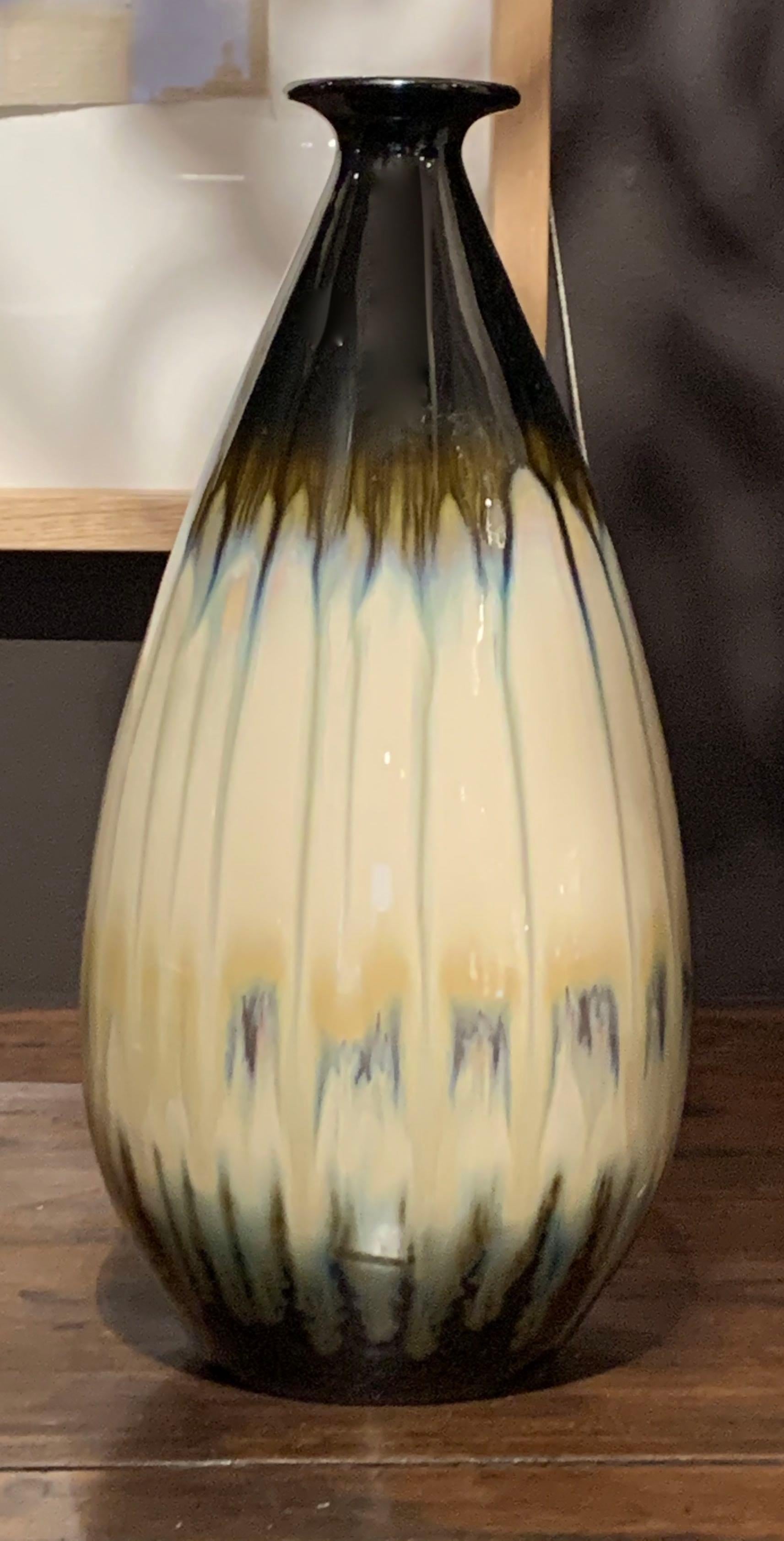 Contemporary Chinese ceramic vase with decorative drip glaze.
Cream ground with shades of brown and black.
Dark brown at the top and bottom with a cream center and light brown horizontal drip glaze.
Two available and sold individually.

