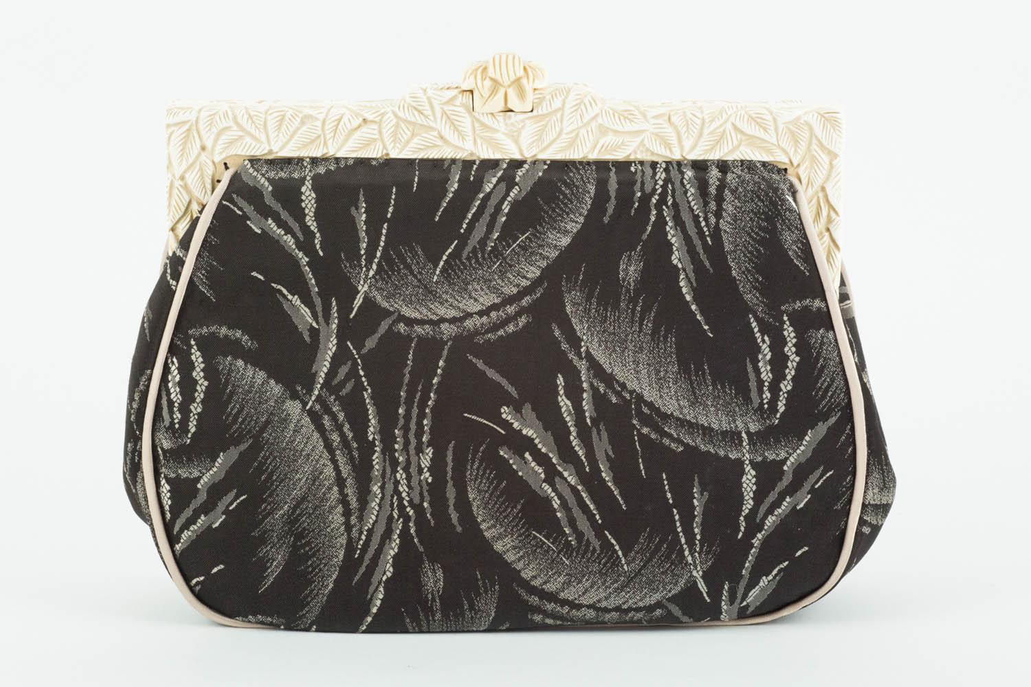Cremefarbene geschnitzte Bakelit-Clutch mit Rahmen und Muster aus Seide, englisch, 1920er Jahre (Schwarz) im Angebot