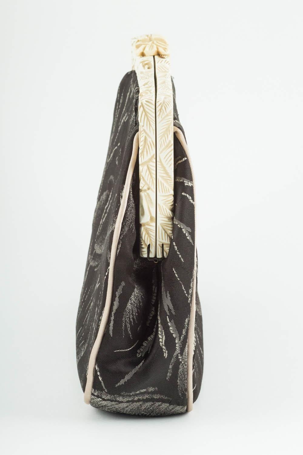 Cremefarbene geschnitzte Bakelit-Clutch mit Rahmen und Muster aus Seide, englisch, 1920er Jahre im Zustand „Gut“ im Angebot in Greyabbey, County Down