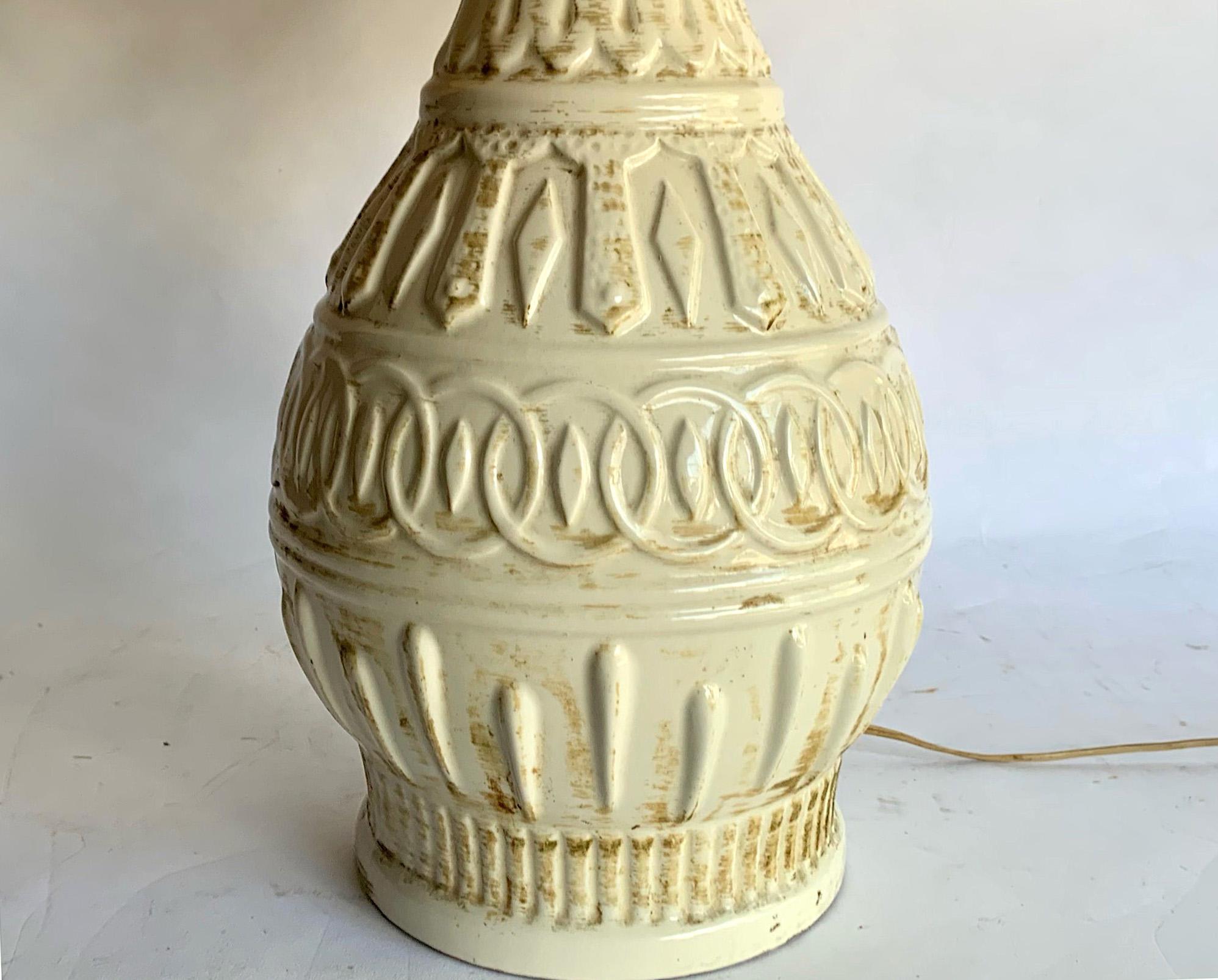 Bohemian Cream Ceramic Midcentury Table Lamp, 1960s, Chainlink Pattern in Relief For Sale