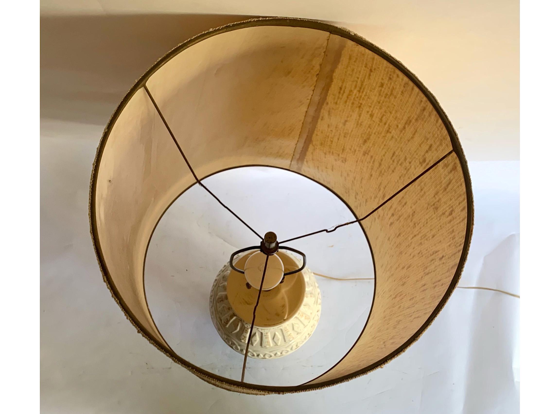 American Cream Ceramic Midcentury Table Lamp, 1960s, Chainlink Pattern in Relief