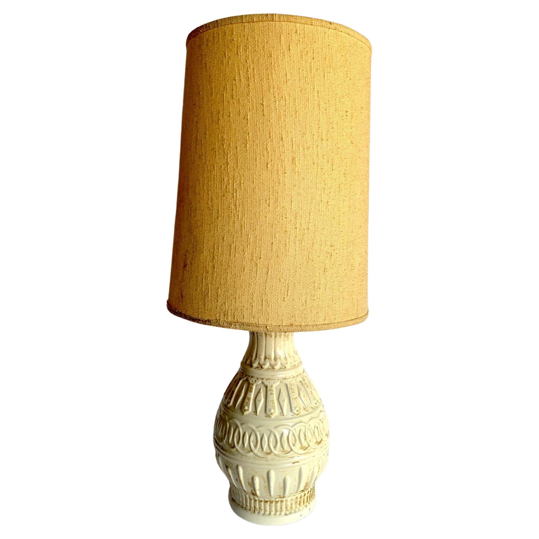 Cream Ceramic Midcentury Table Lamp, 1960s, Chainlink Pattern in Relief For Sale