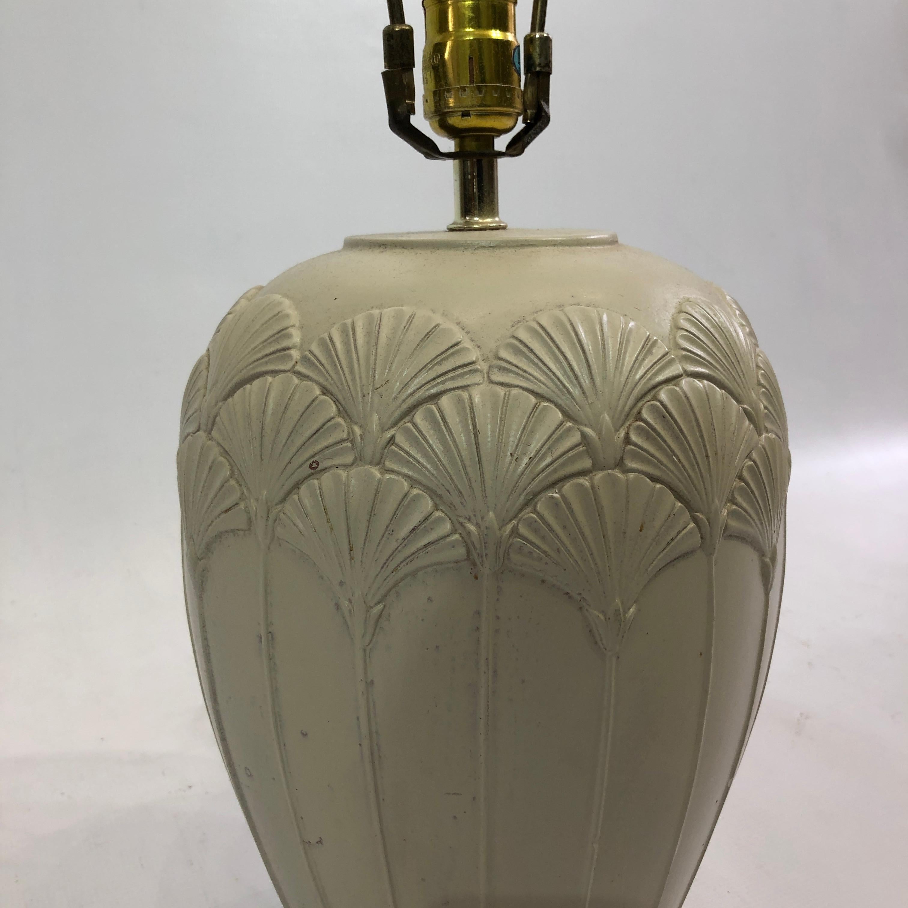 Cream Ceramic Shell Table Lamp 1980s USA Vintage Art Deco Miami Post Modern In Good Condition For Sale In London, GB