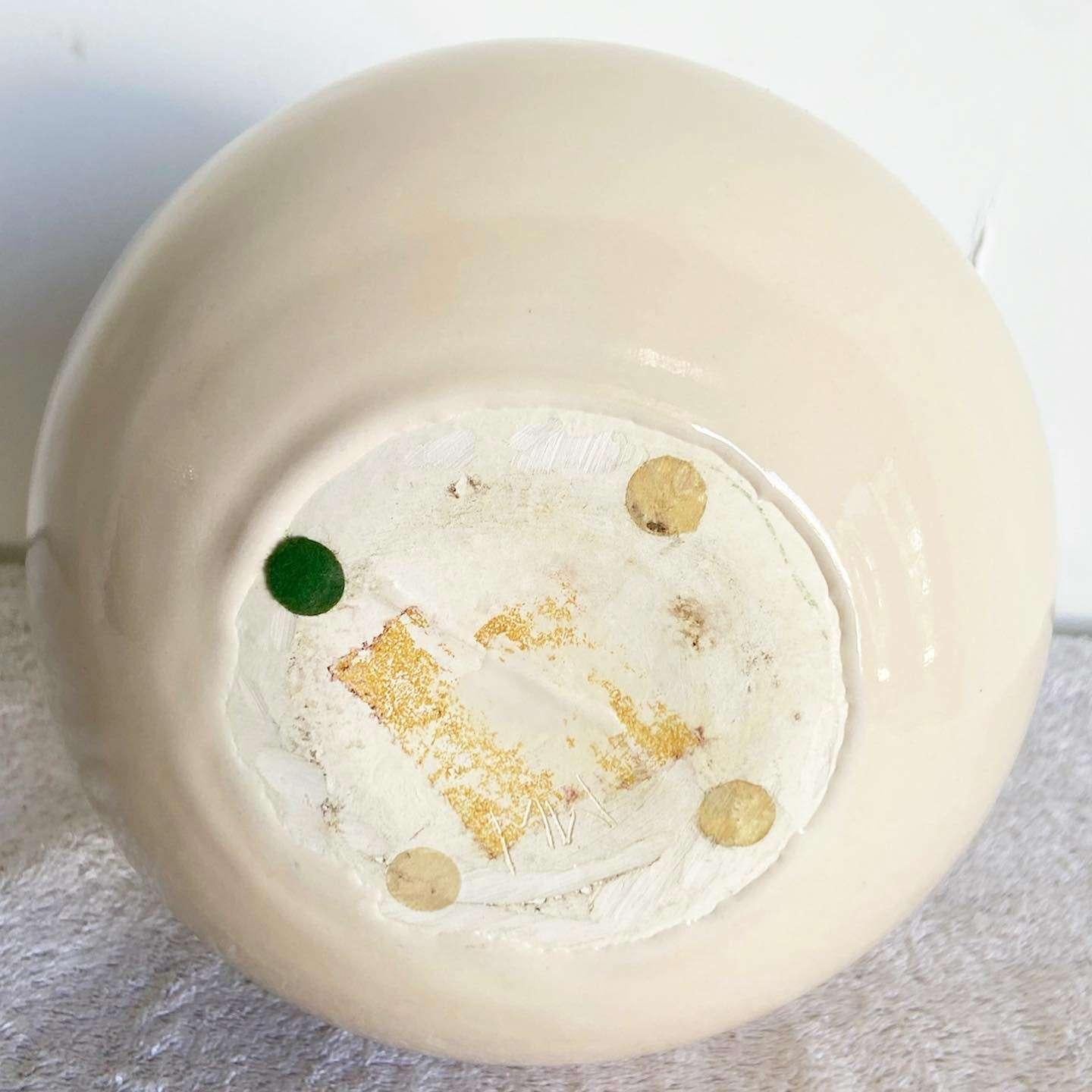 kugelförmige Keramikvase in Creme im Zustand „Gut“ im Angebot in Delray Beach, FL