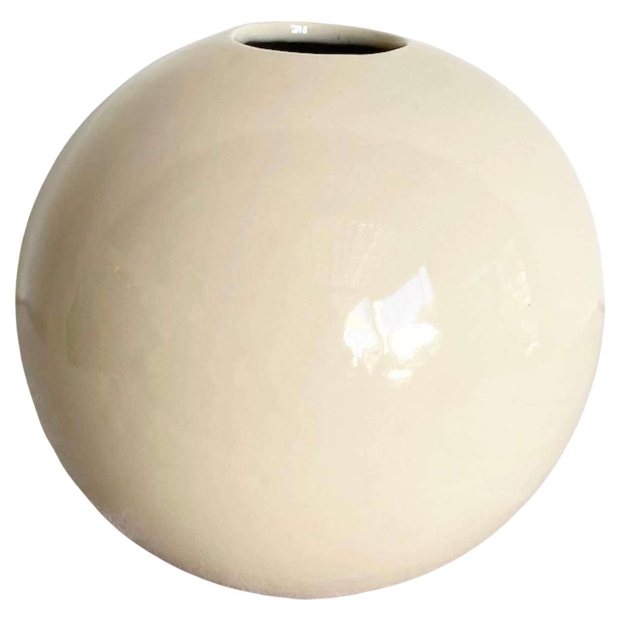 kugelförmige Keramikvase in Creme im Angebot