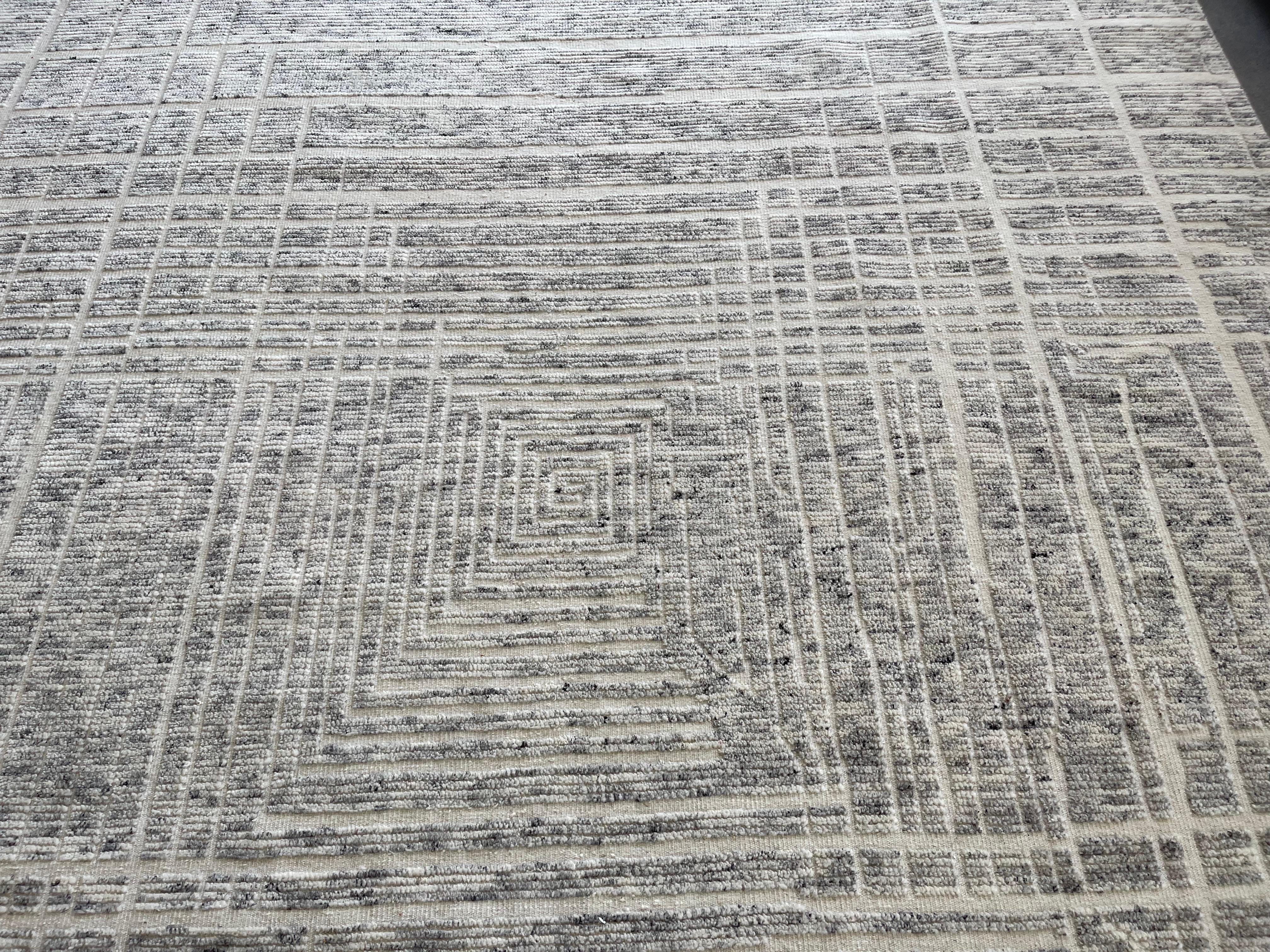 Geometrischer Teppich mit marokkanischem Design in Creme und Holzkohle im Angebot 3