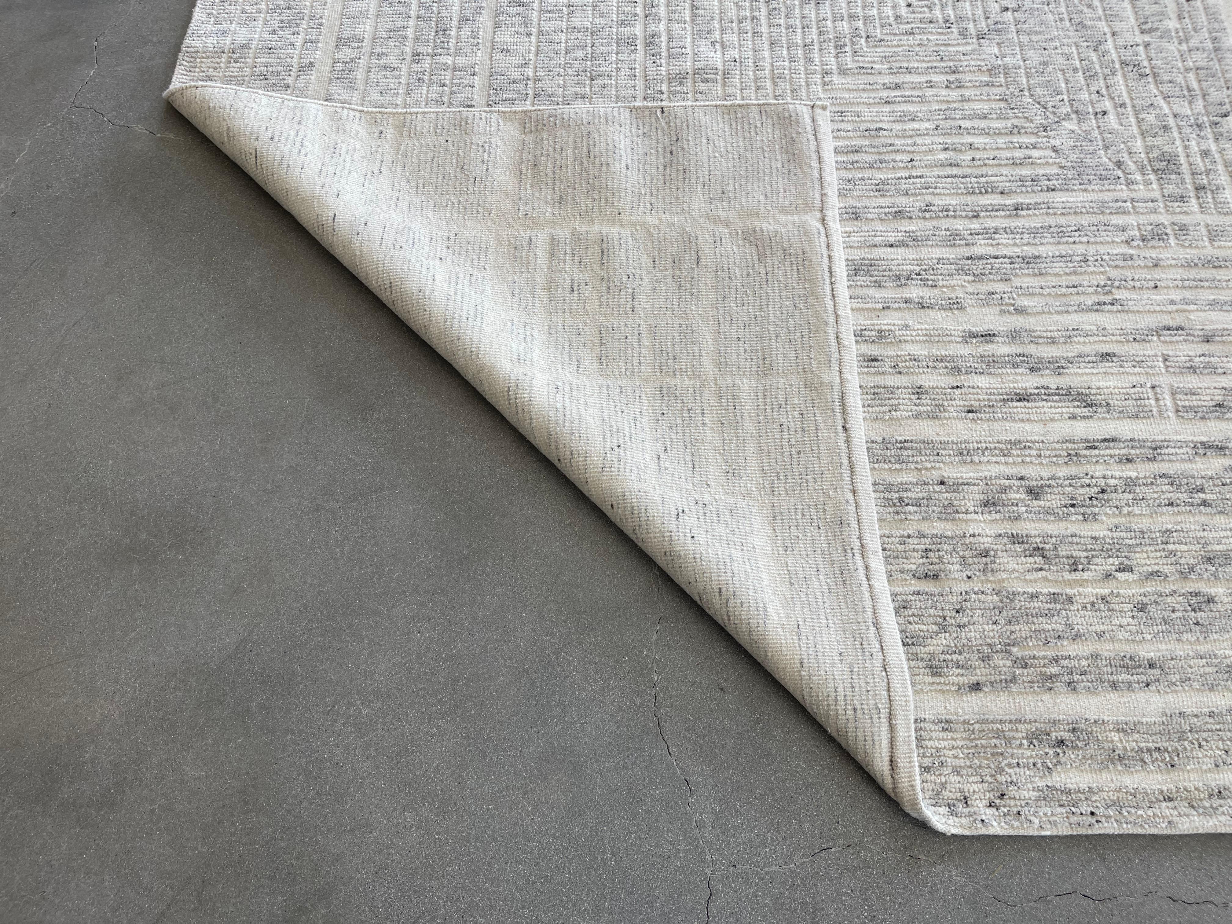 Geometrischer Teppich mit marokkanischem Design in Creme und Holzkohle (Indisch) im Angebot