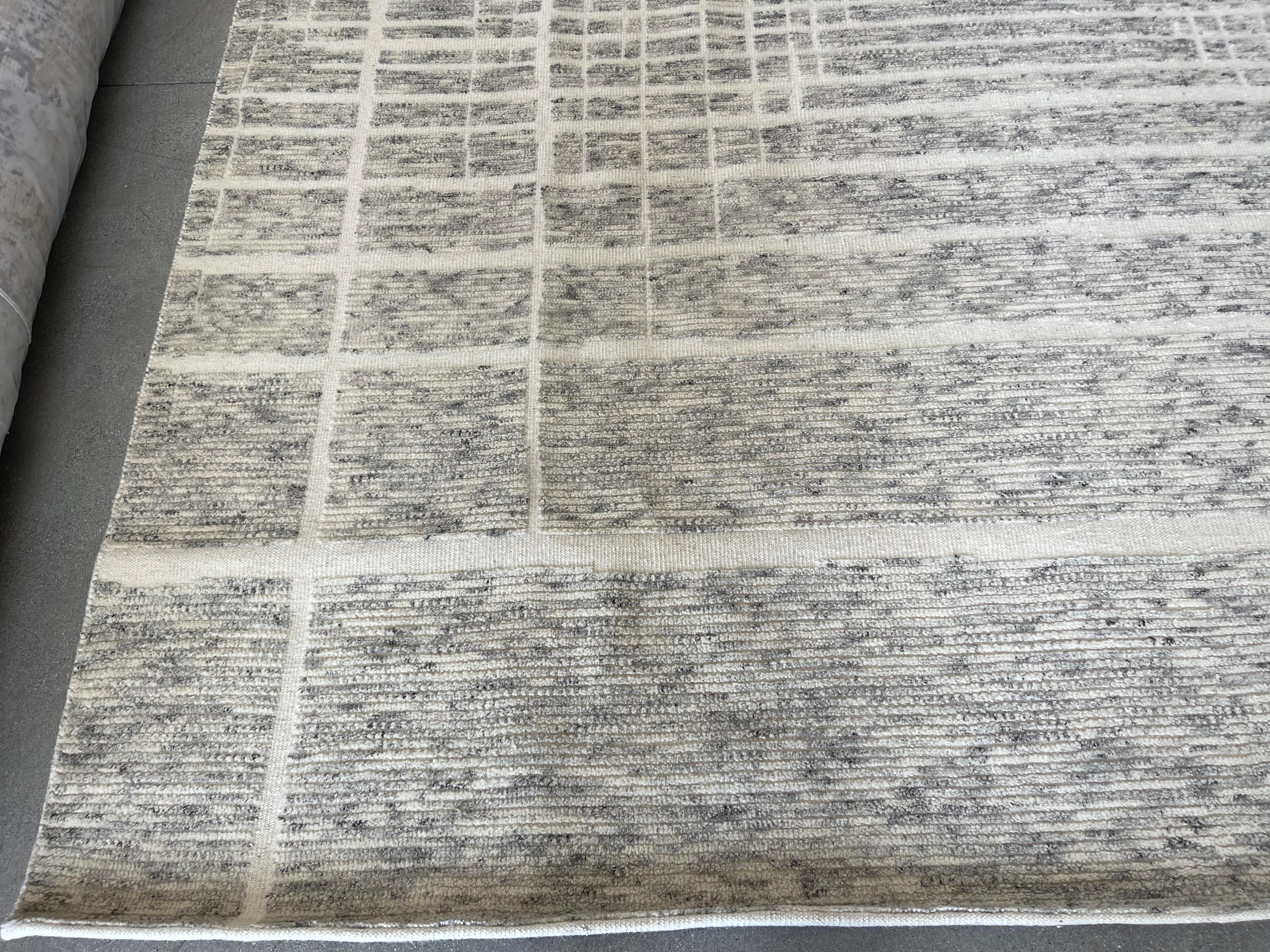 Geometrischer Teppich mit marokkanischem Design in Creme und Holzkohle im Zustand „Neu“ im Angebot in Los Angeles, CA