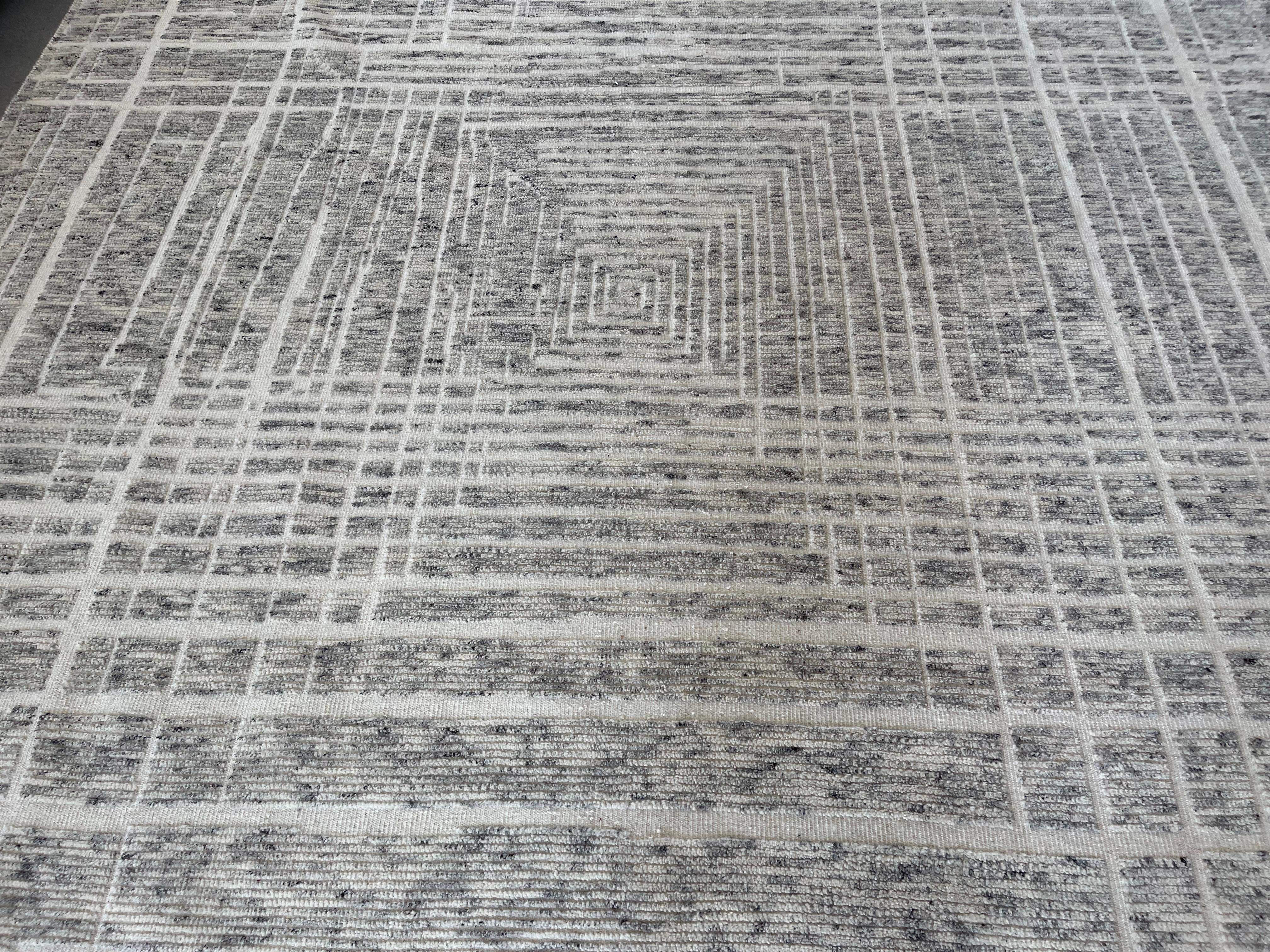 Geometrischer Teppich mit marokkanischem Design in Creme und Holzkohle (21. Jahrhundert und zeitgenössisch) im Angebot