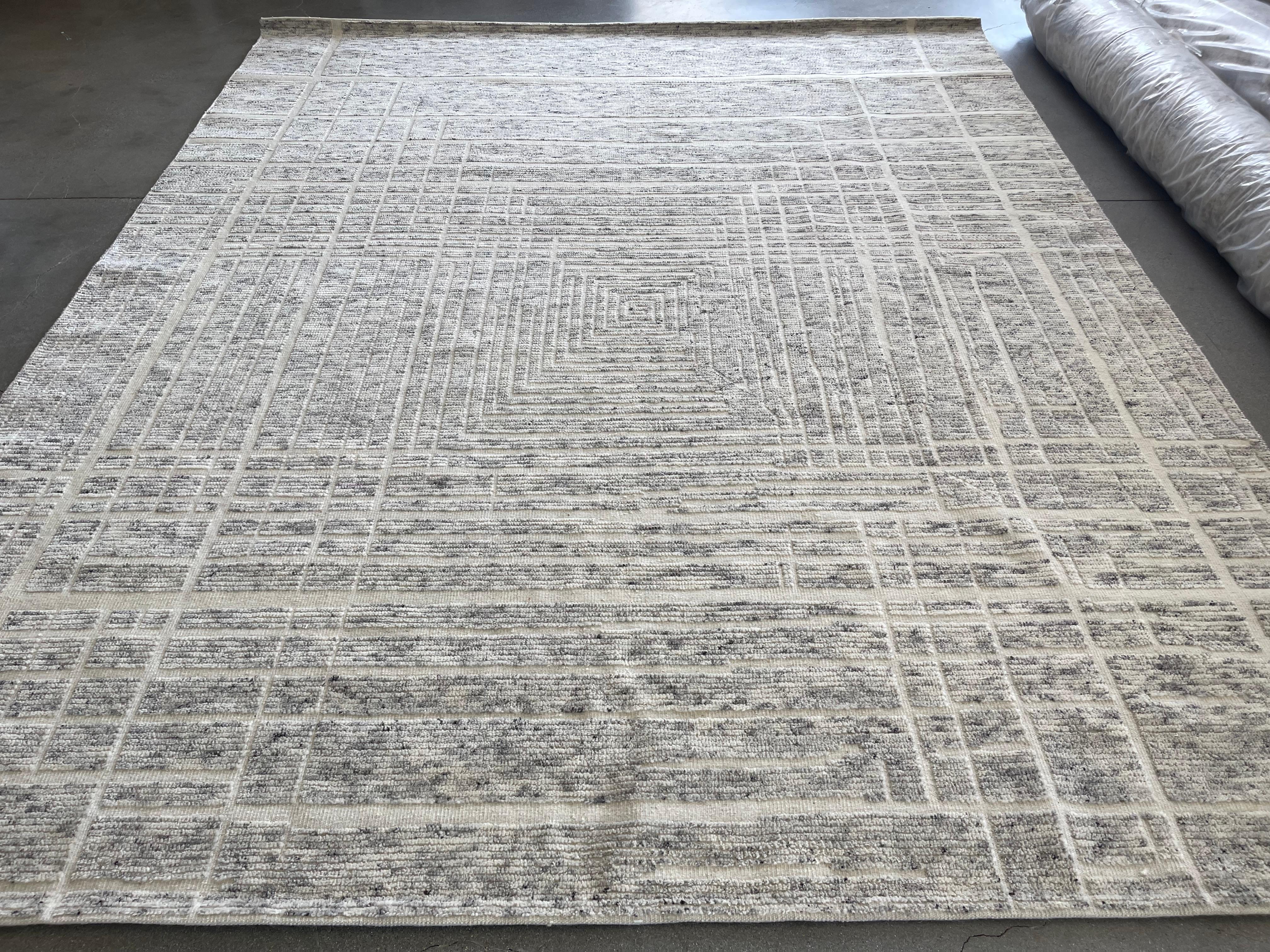 Geometrischer Teppich mit marokkanischem Design in Creme und Holzkohle im Angebot 1