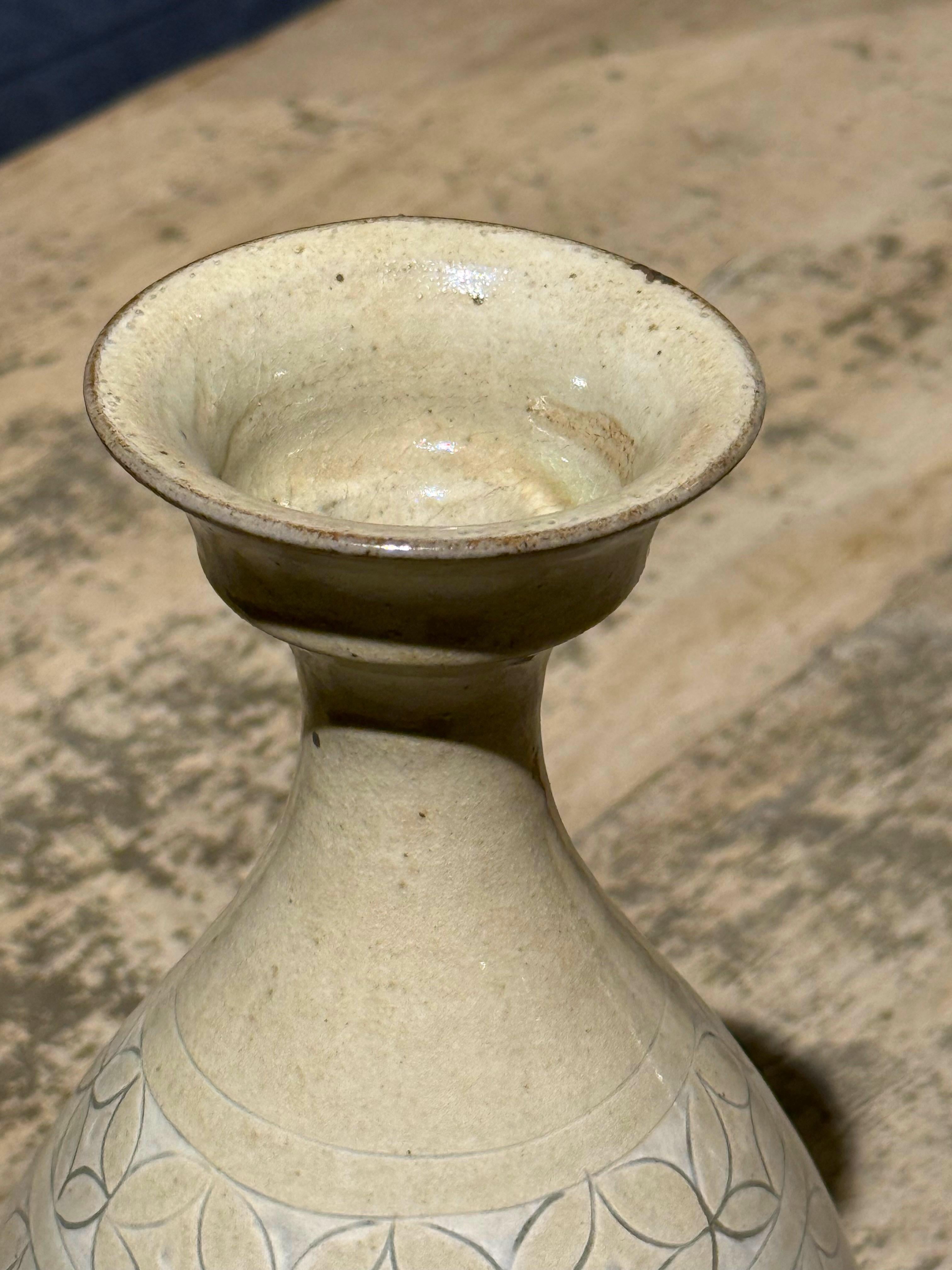 Cremefarbene Glasur Geometrische Muster Tasse Form Top Vase, China, Contemporary (Chinesisch) im Angebot