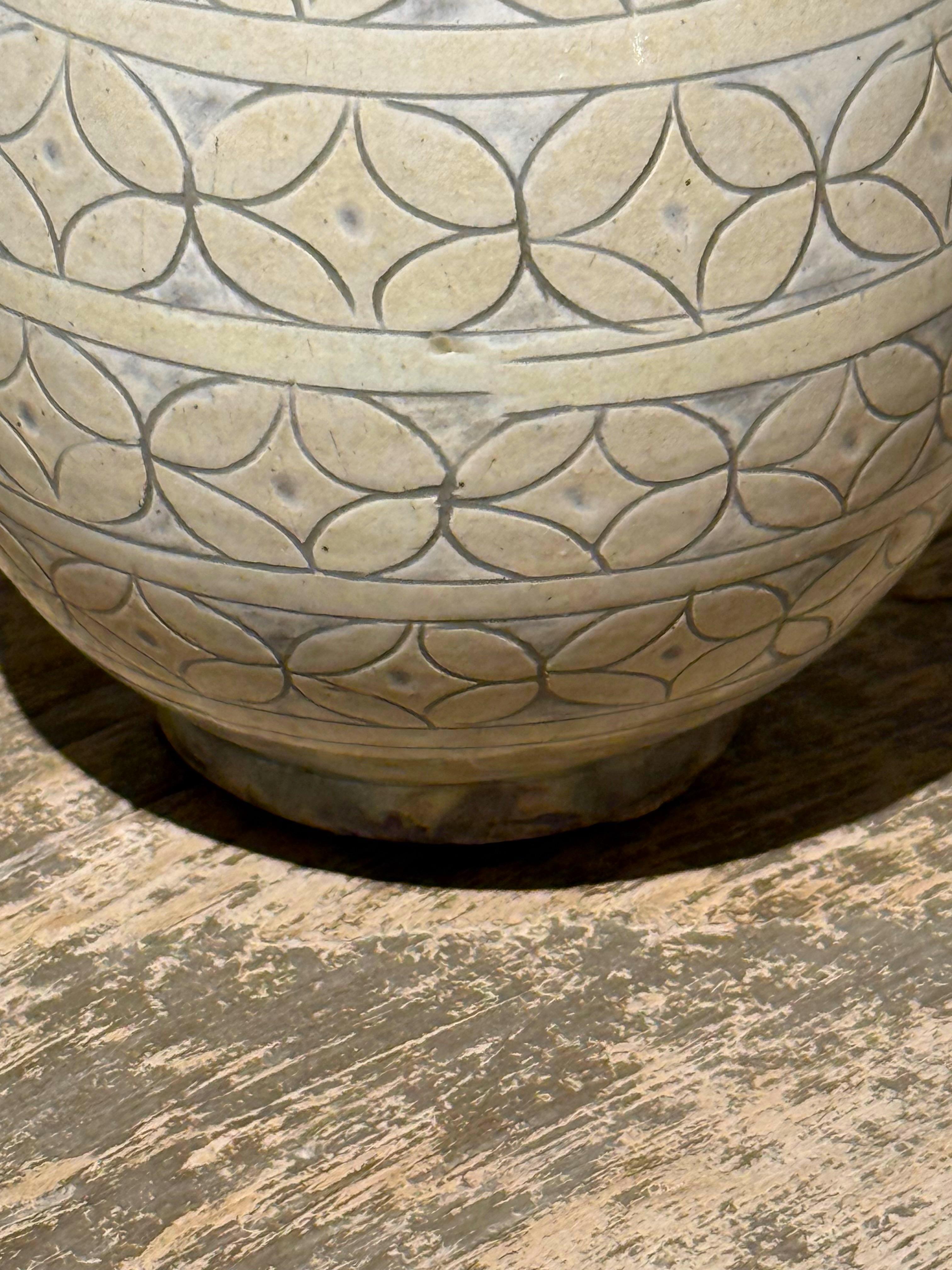 Cremefarbene Glasur Geometrische Muster Tasse Form Top Vase, China, Contemporary im Zustand „Neu“ im Angebot in New York, NY