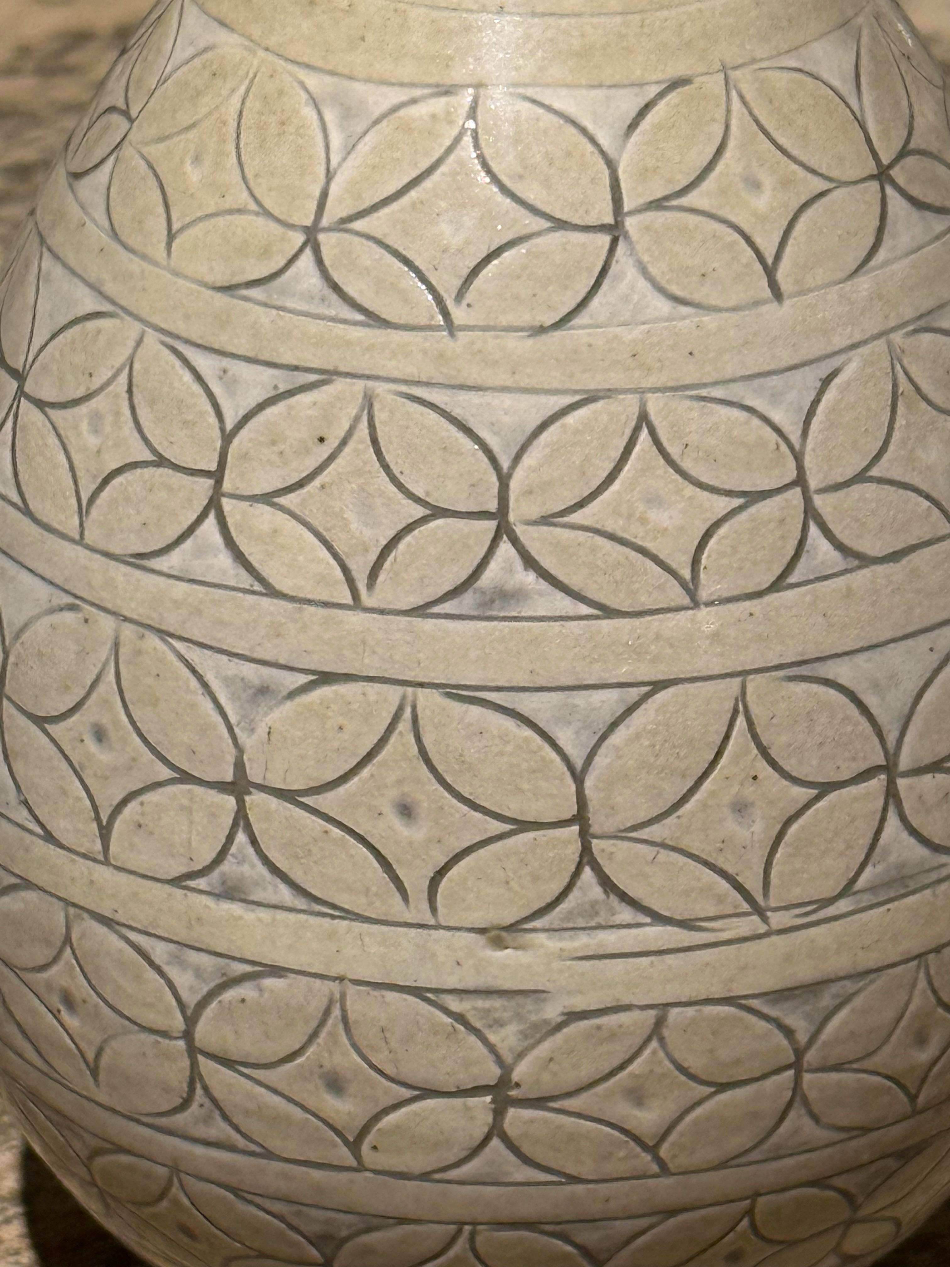 Cremefarbene Glasur Geometrische Muster Tasse Form Top Vase, China, Contemporary (21. Jahrhundert und zeitgenössisch) im Angebot