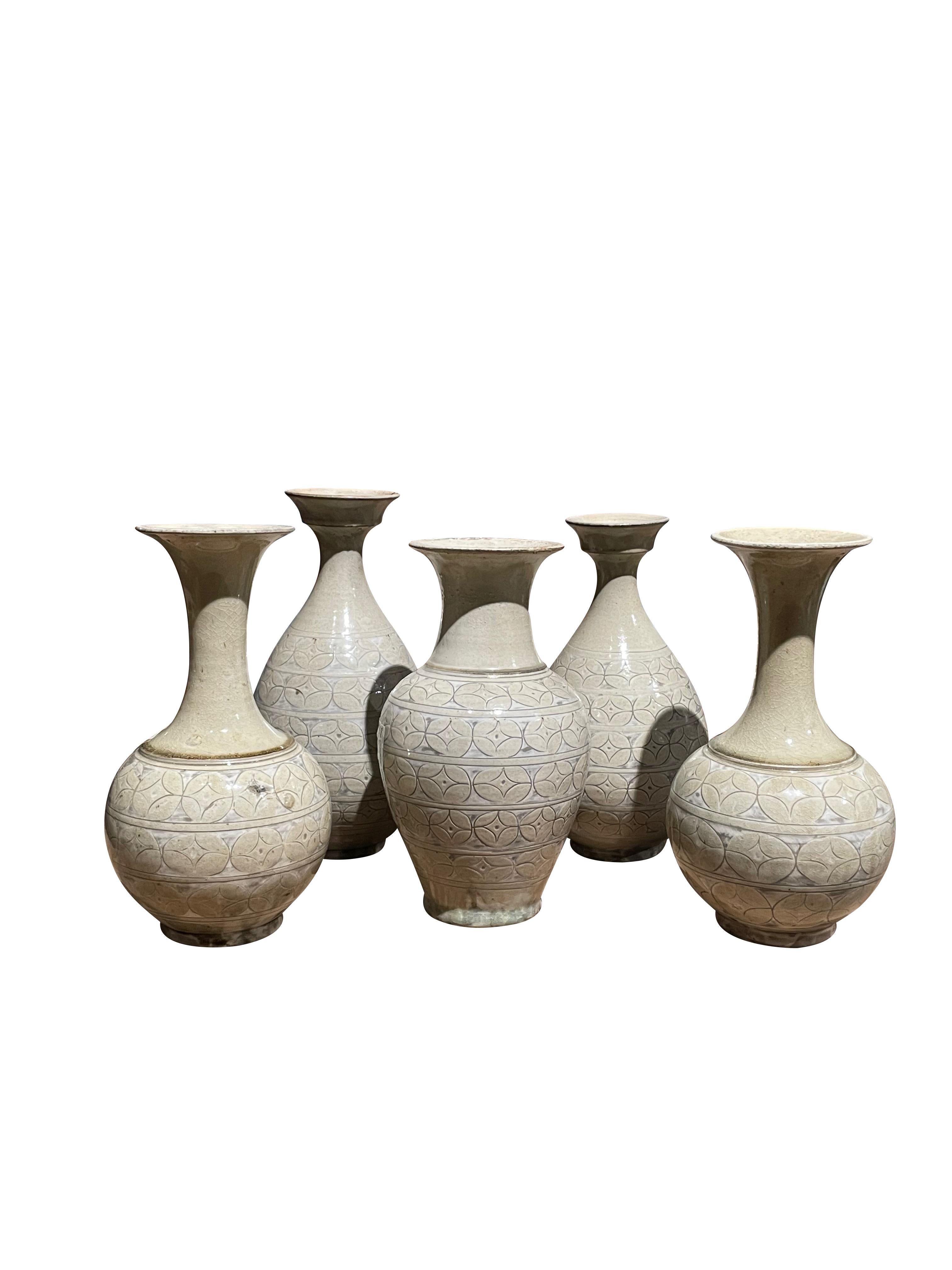 Cremefarbene Glasur Geometrische Muster Tasse Form Top Vase, China, Contemporary (Keramik) im Angebot