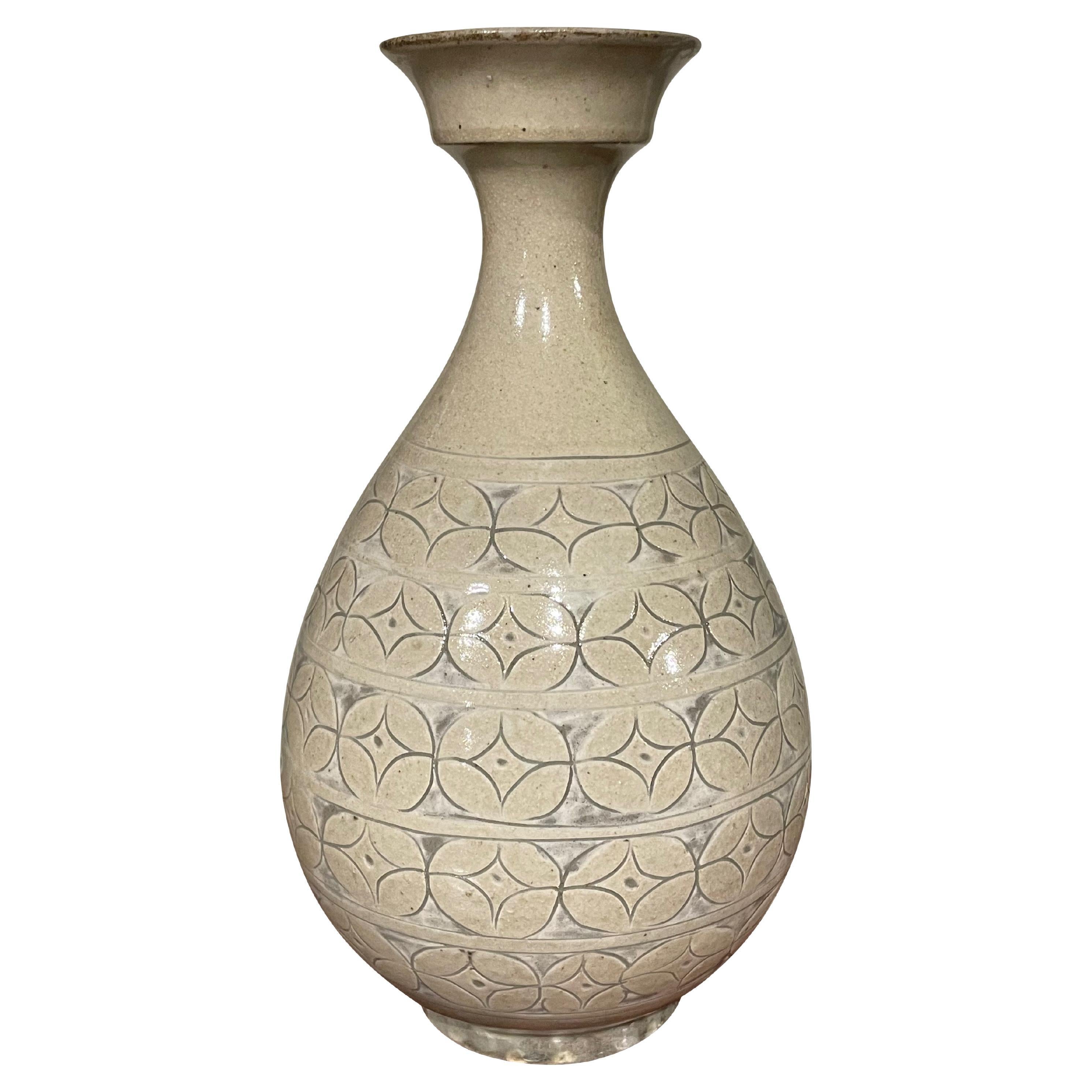 Vase en forme de coupe, glaçure couleur crème, motif géométrique, Chine, contemporain