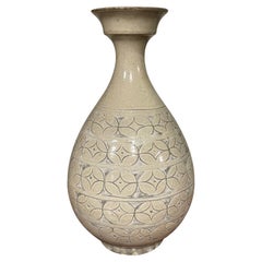 Vaso a forma di coppa con smaltatura geometrica color crema, Cina, contemporaneo