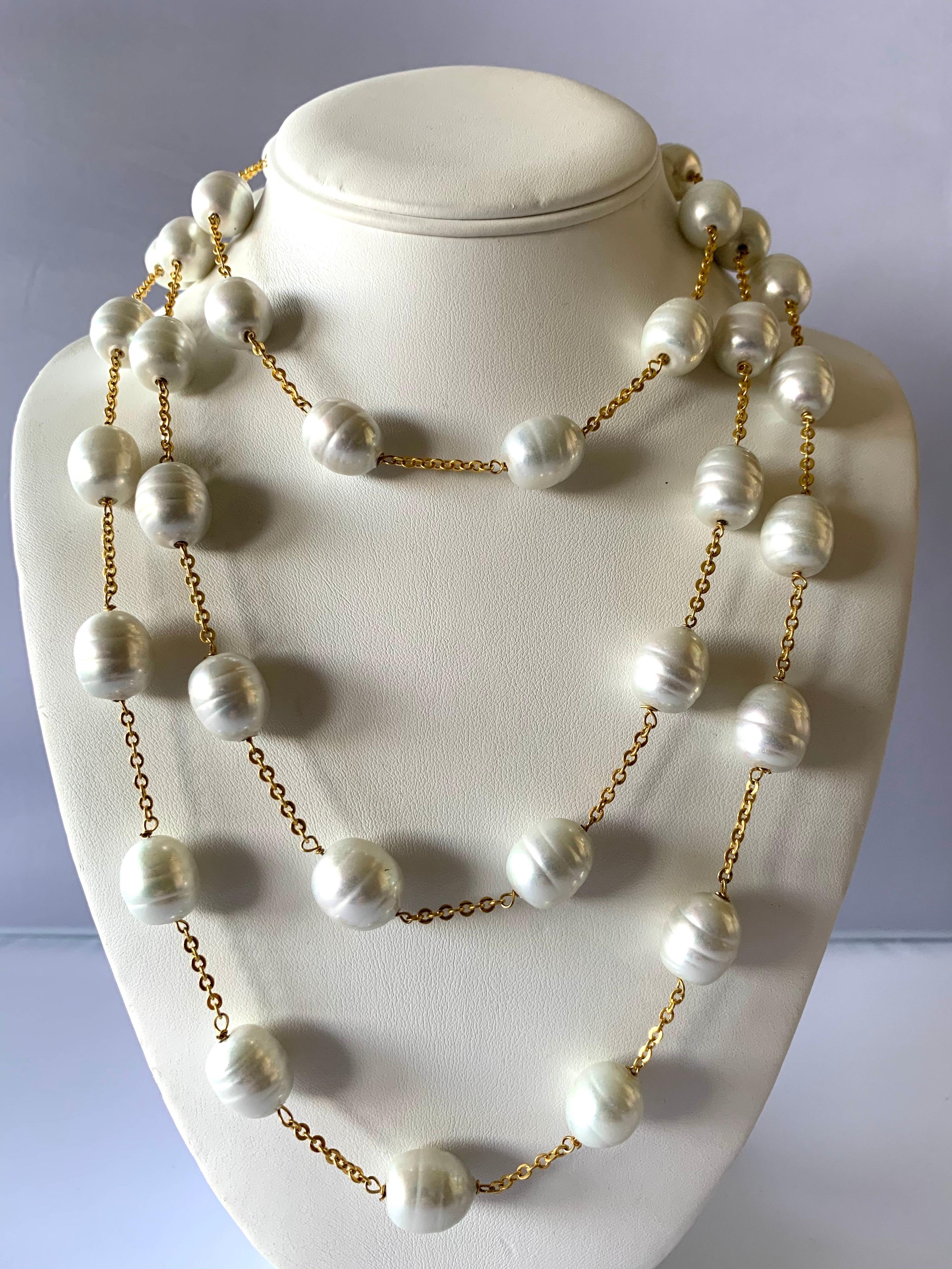 Exquisitely crafted contemporary gold chain and pearl statement necklace - the pearl necklace is comprised out of extra-large cream-colored 