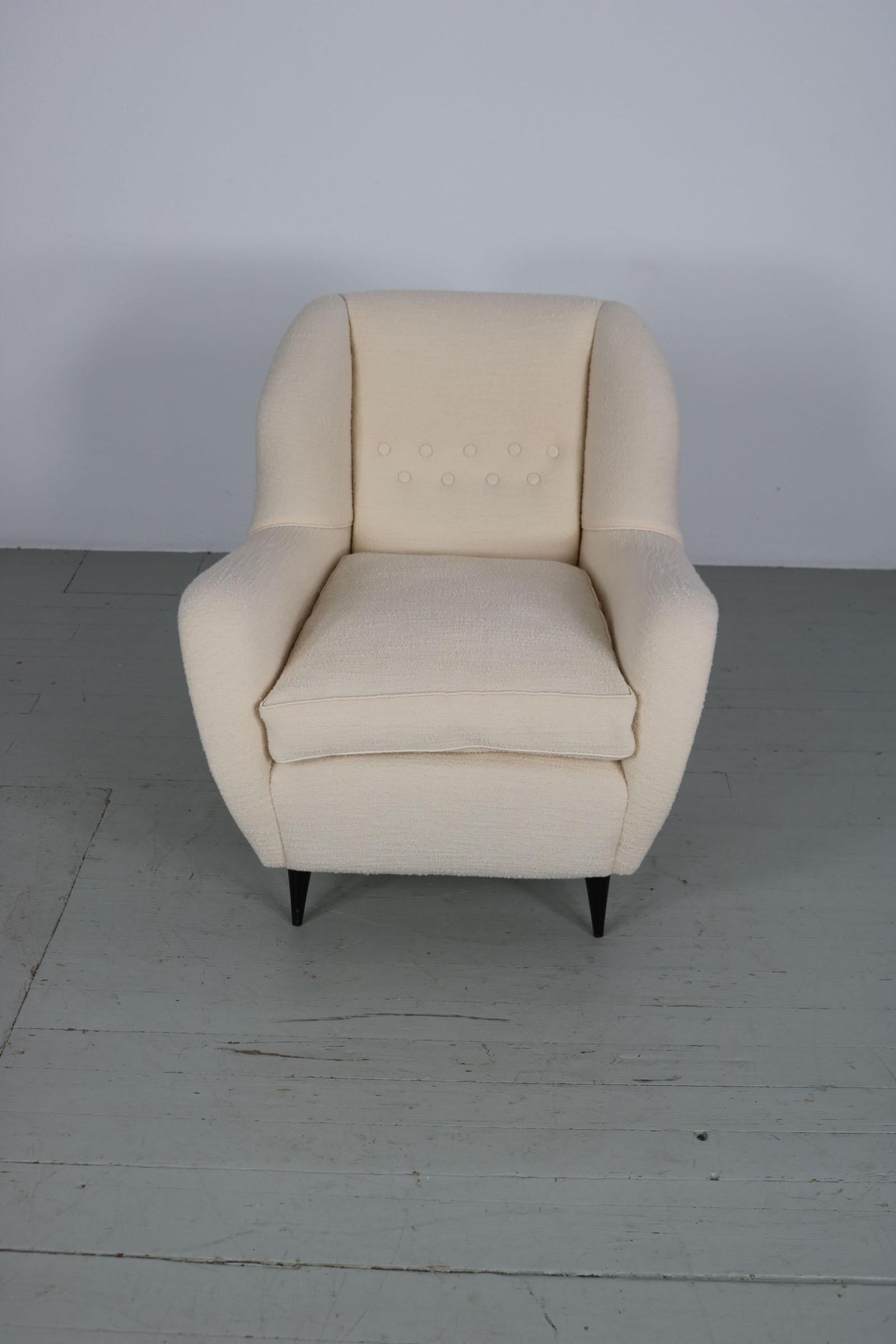 Sillón de orejas italiano retapizado color crema de los años 50 en venta 4