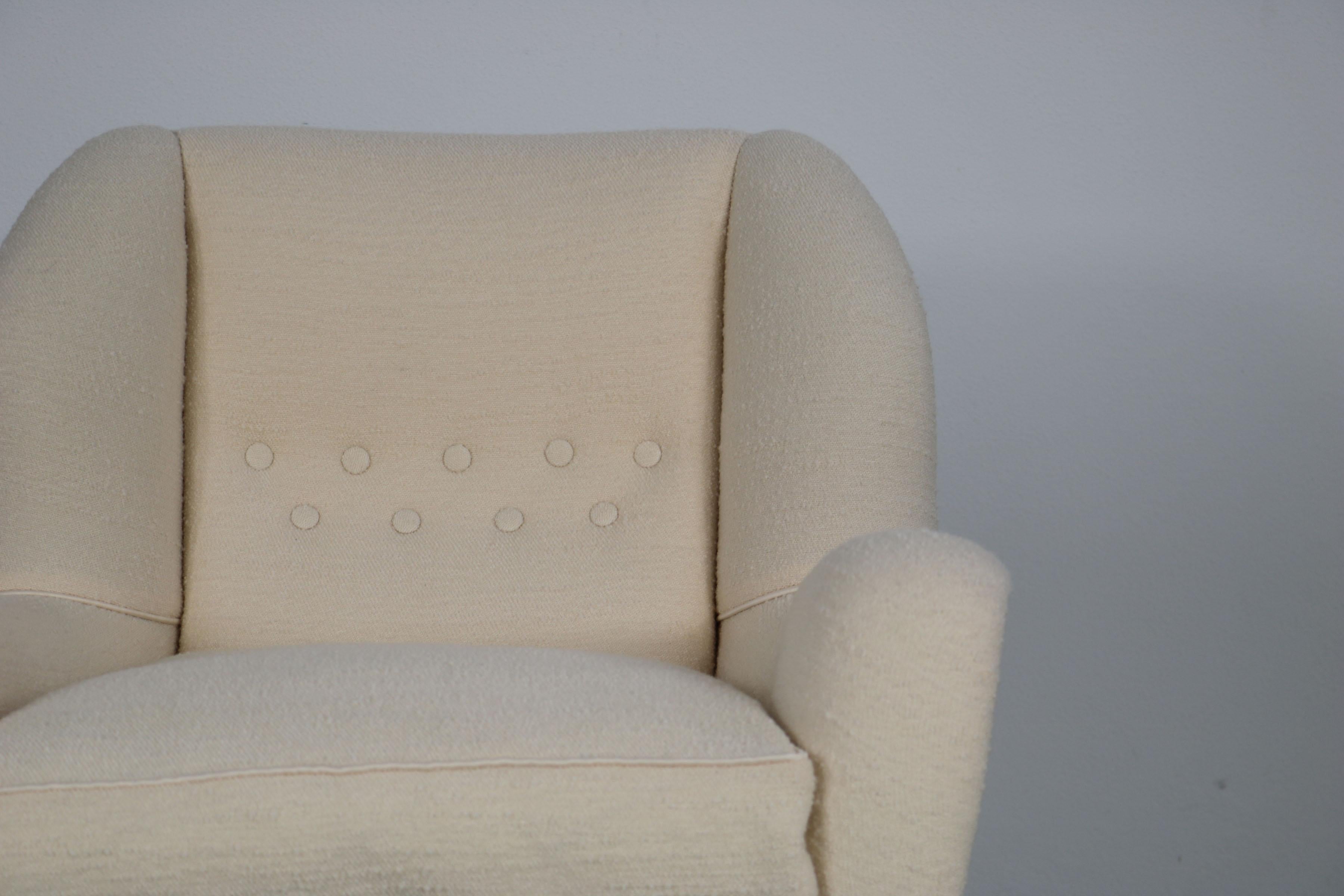 Sillón de orejas italiano retapizado color crema de los años 50 en venta 7
