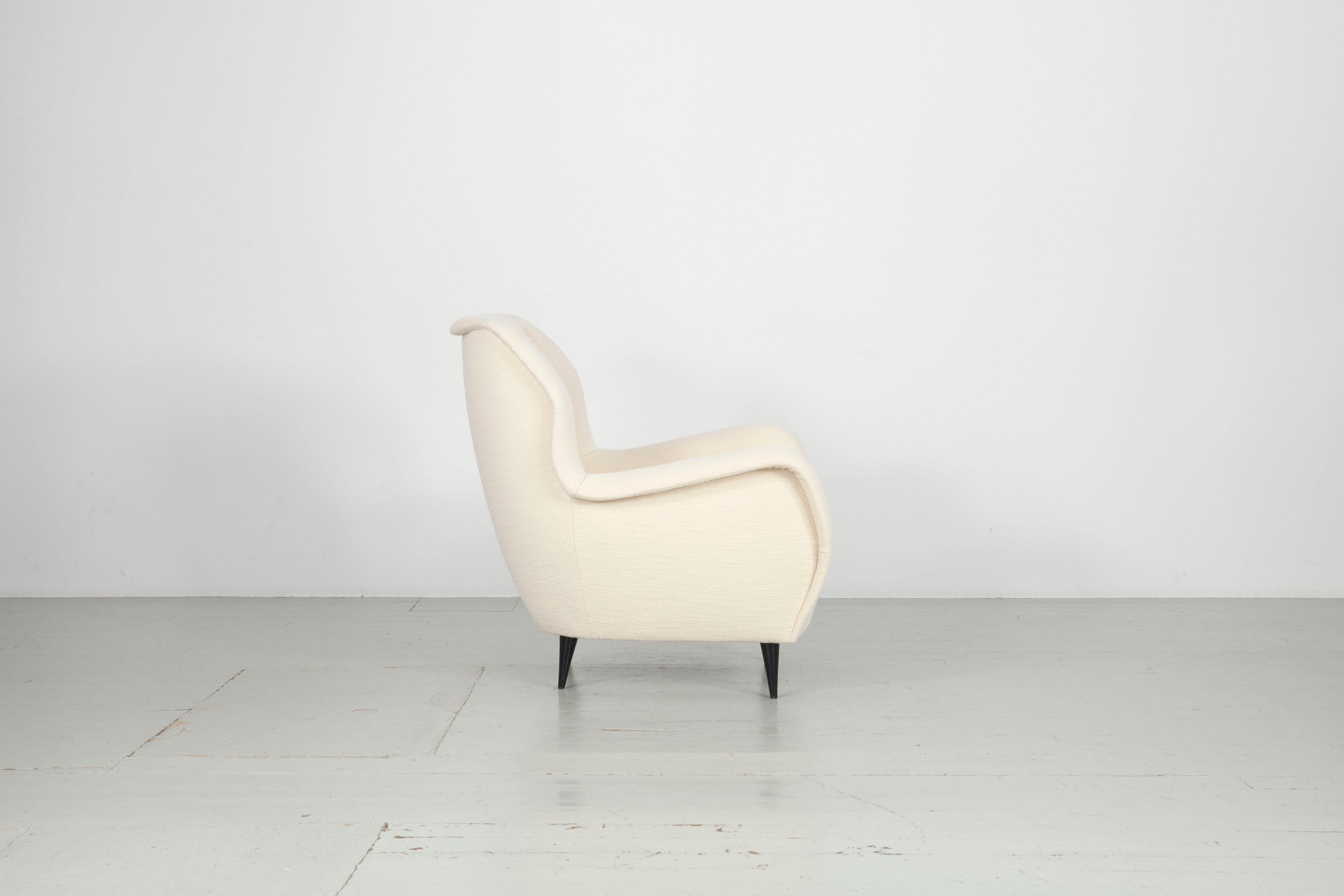 Sillón de orejas italiano retapizado color crema de los años 50 Italiano en venta