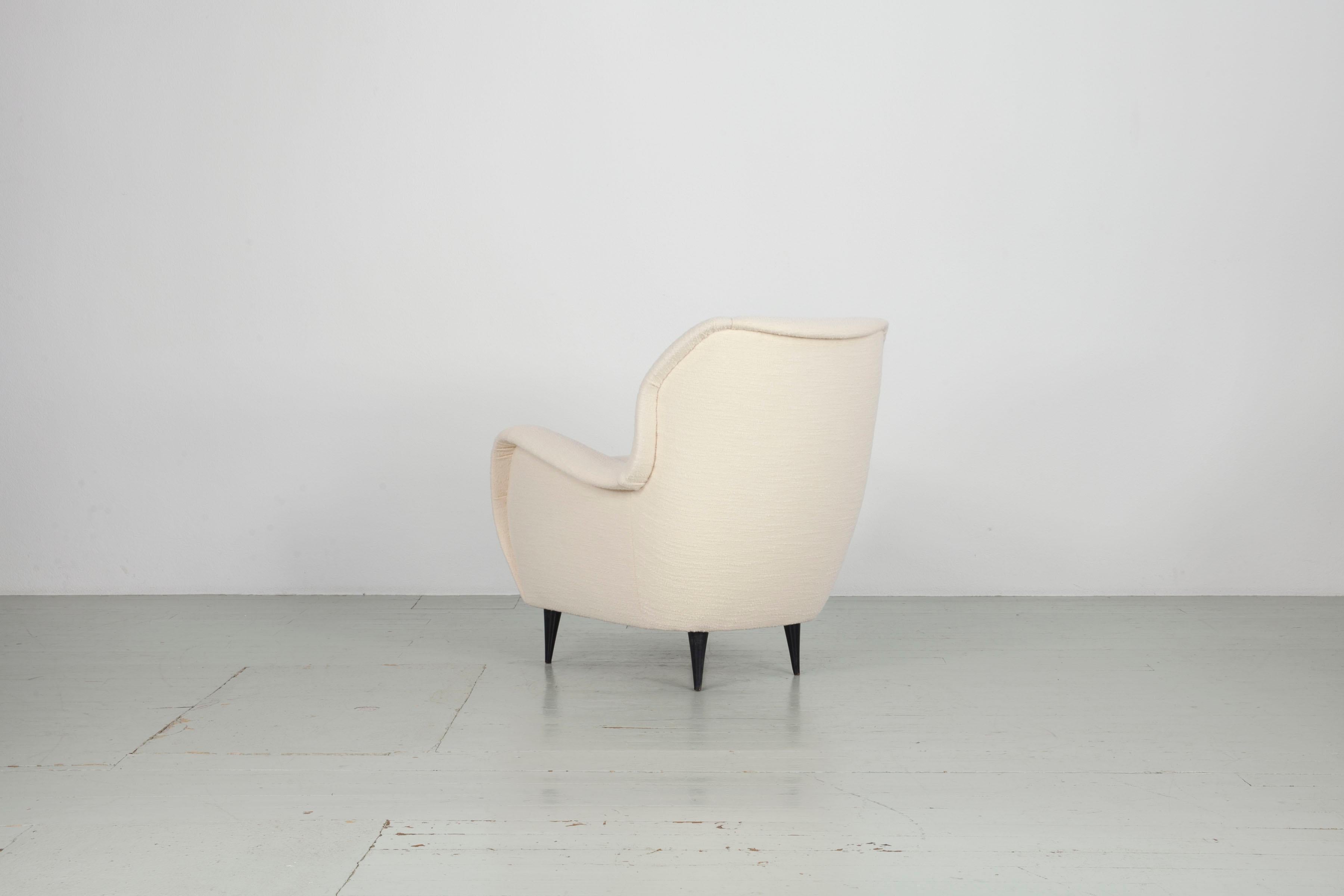 Cream Color Reupholstered Italian Wing Chair of the 1950s For Sale 2