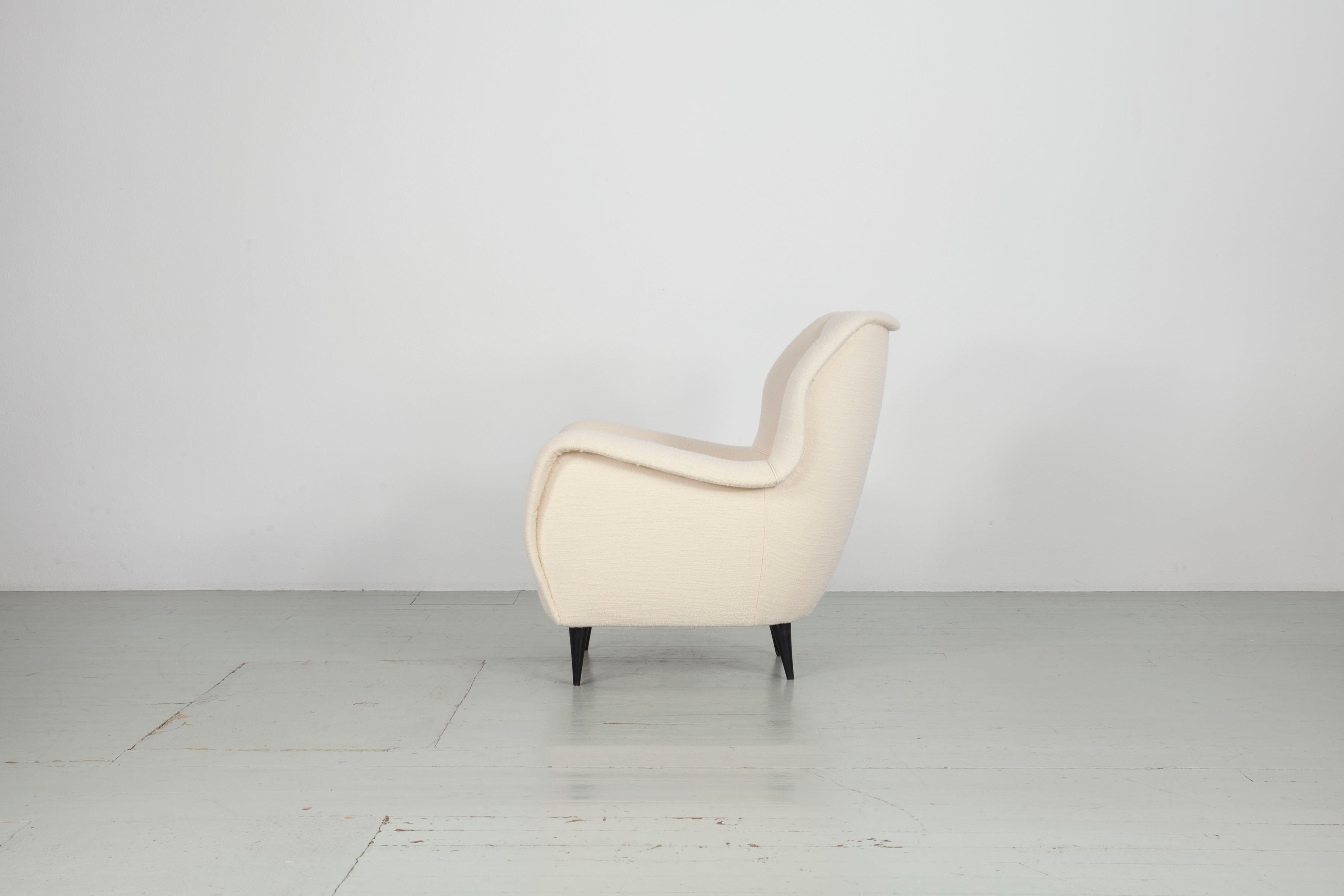 Sillón de orejas italiano retapizado color crema de los años 50 en venta 2