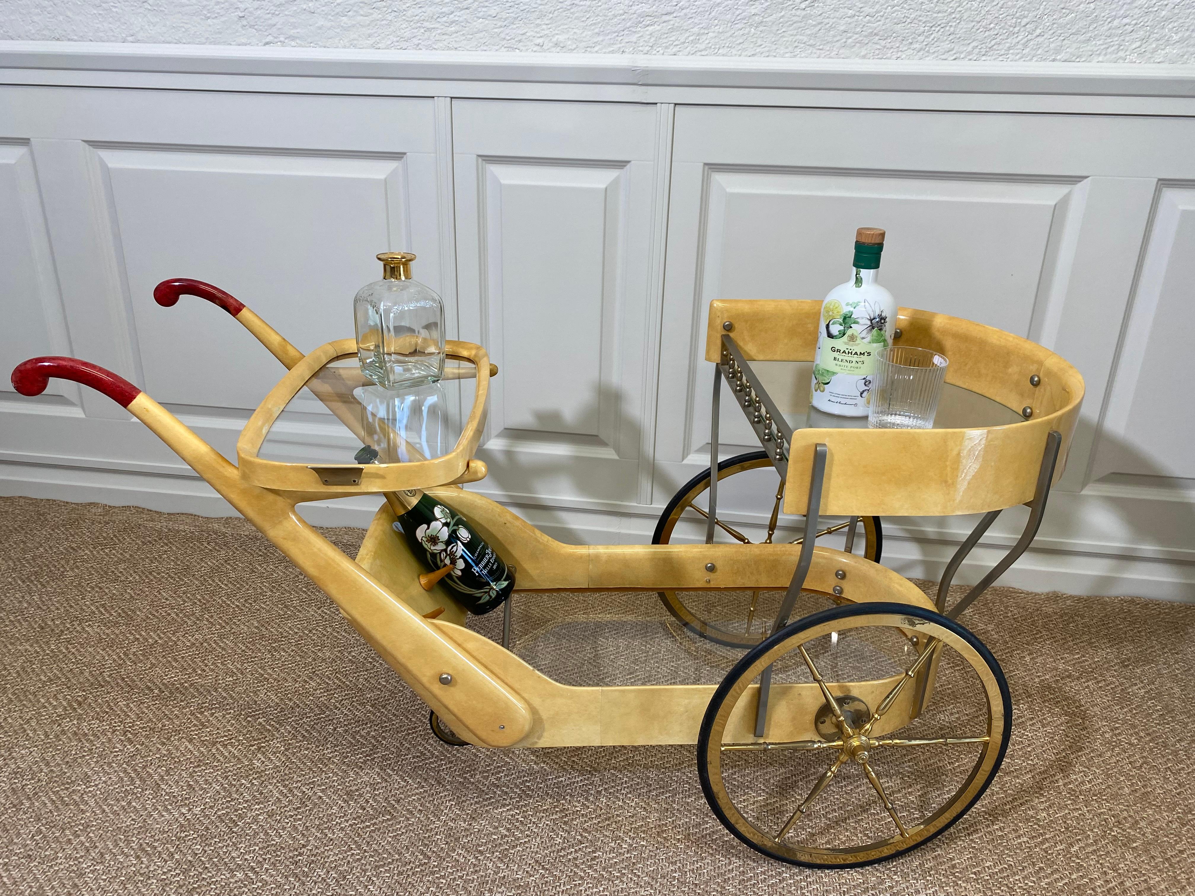 Chariot de service de bar Aldo Tura de couleur crème, Italie, années 1960 en vente 2