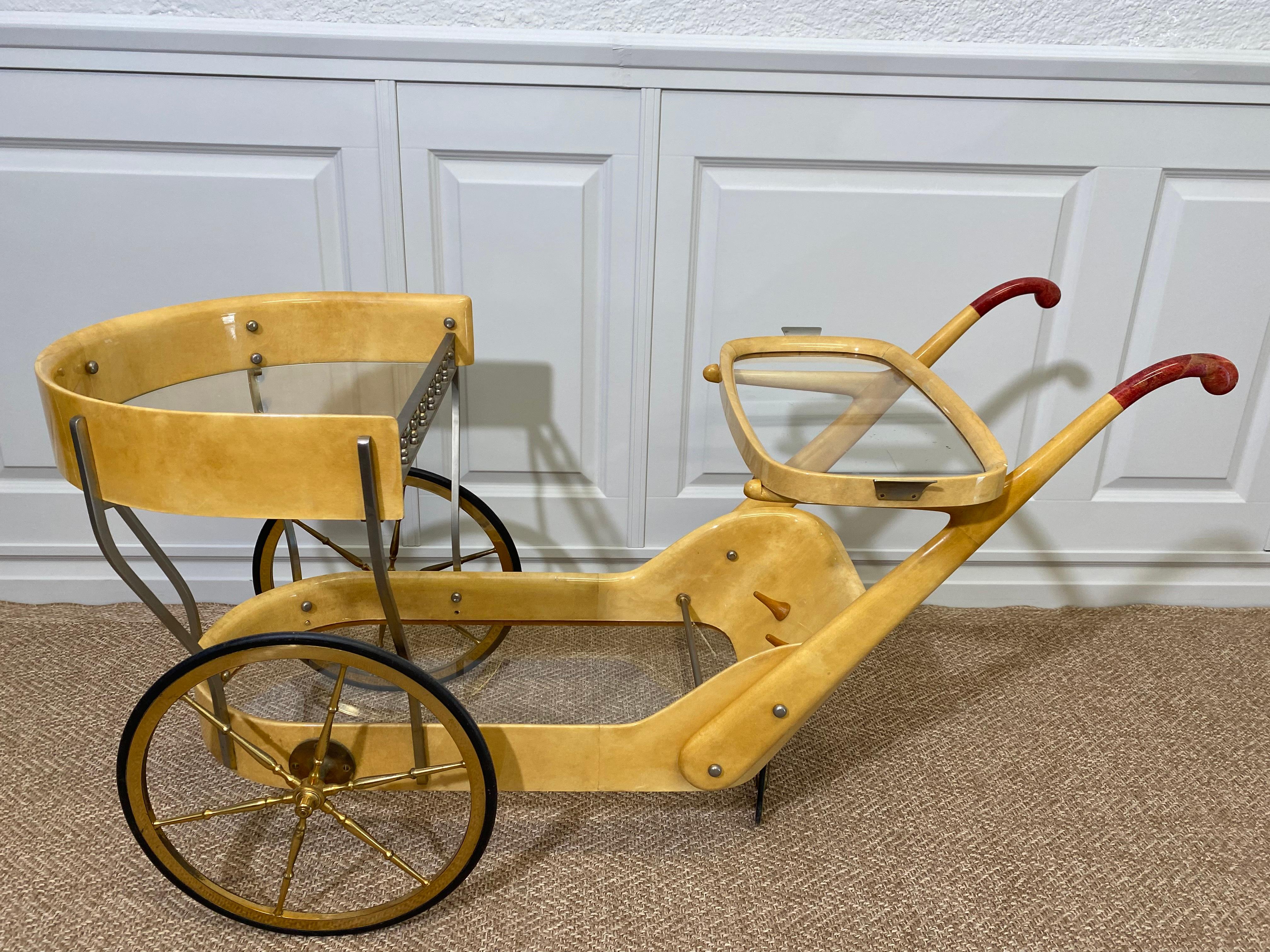 Ce chariot de service ou de bar des plus extravagants a été réalisé par ALDO TURA à Milan, en Italie, dans les années 1960.

Dans le style typique d'Aldo Tura, le chariot de bar est recouvert de peau de chèvre laquée (dans une couleur crème sable)