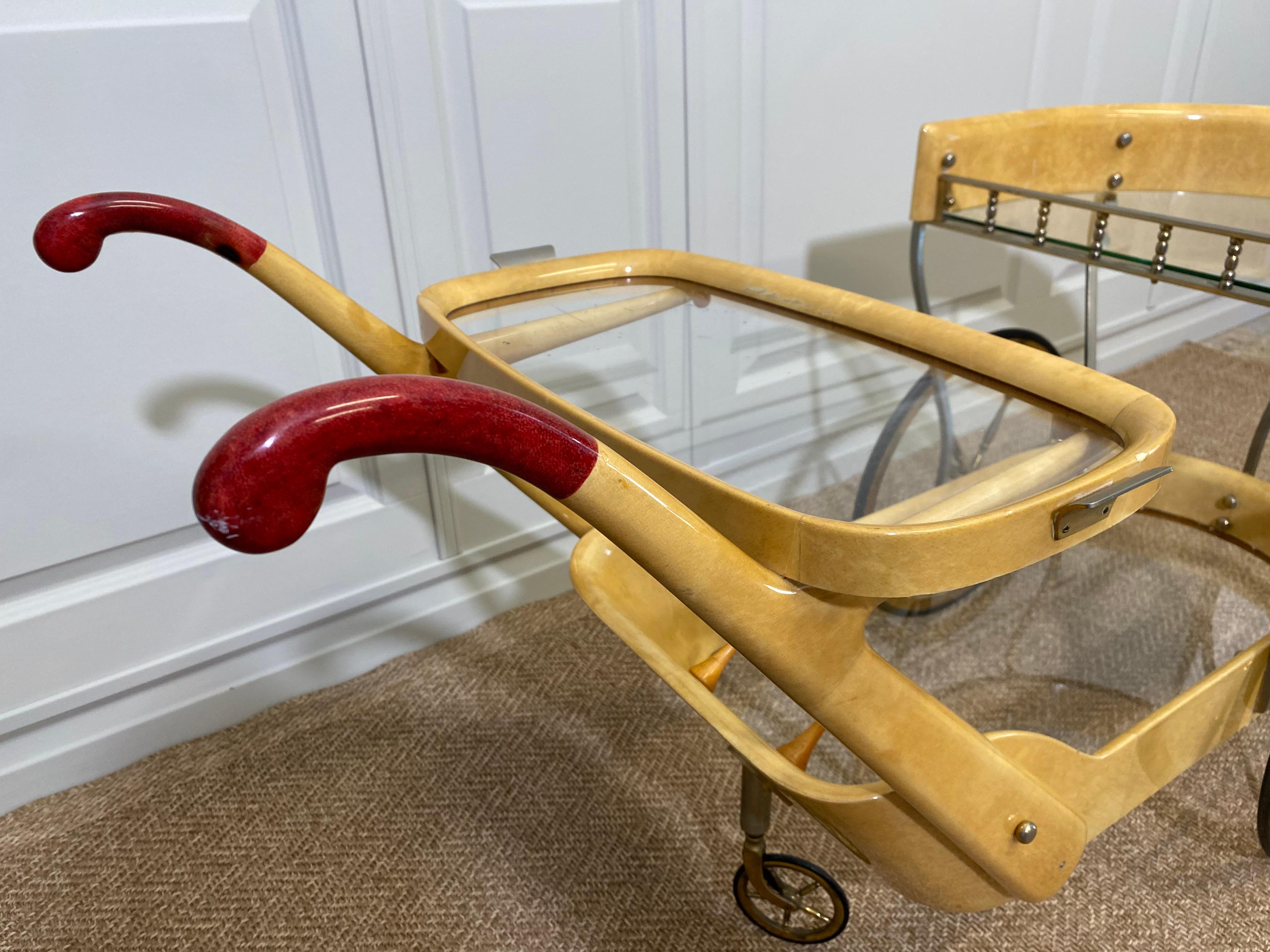 Hollywood Regency Chariot de service de bar Aldo Tura de couleur crème, Italie, années 1960 en vente
