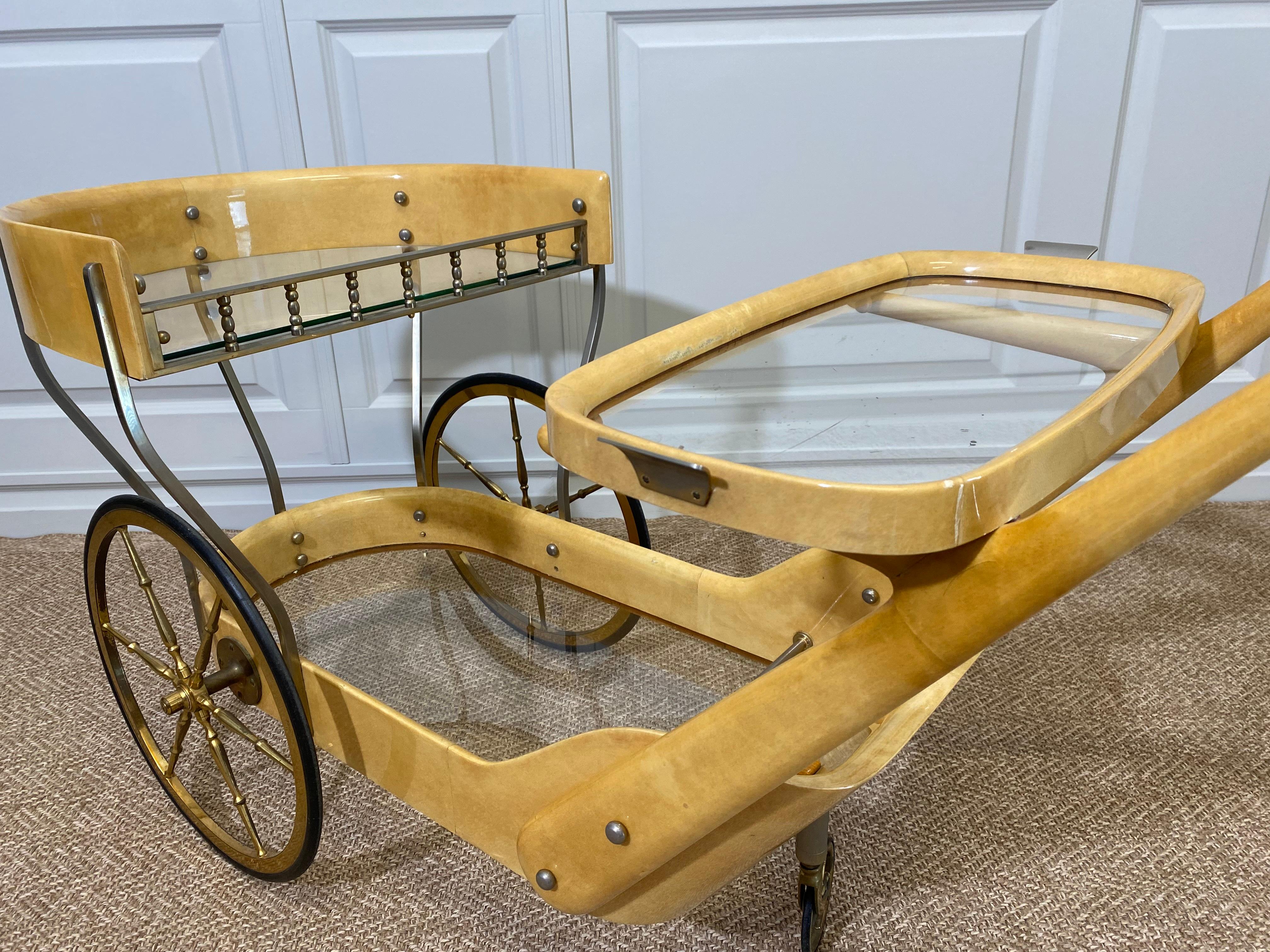 italien Chariot de service de bar Aldo Tura de couleur crème, Italie, années 1960 en vente
