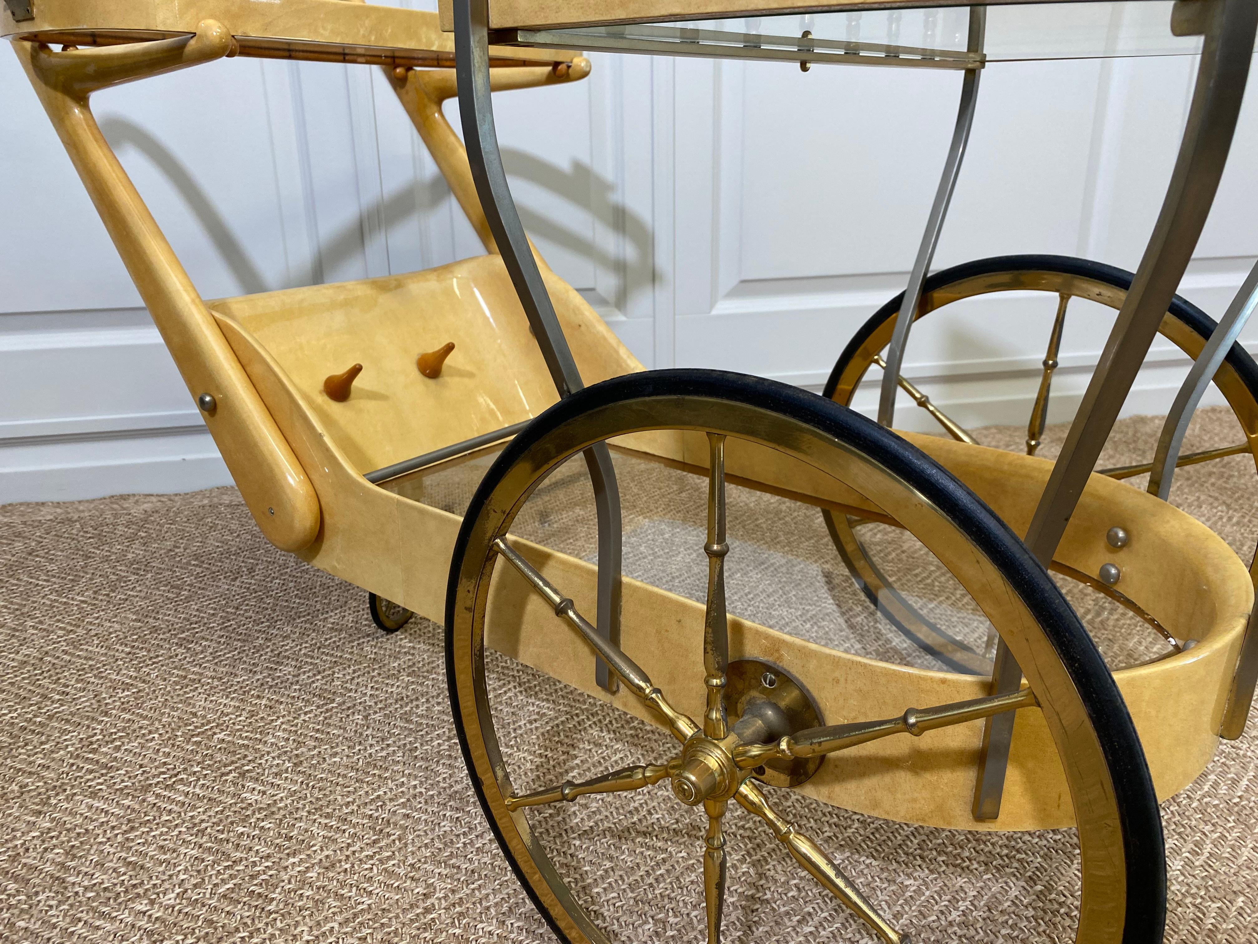 Laqué Chariot de service de bar Aldo Tura de couleur crème, Italie, années 1960 en vente