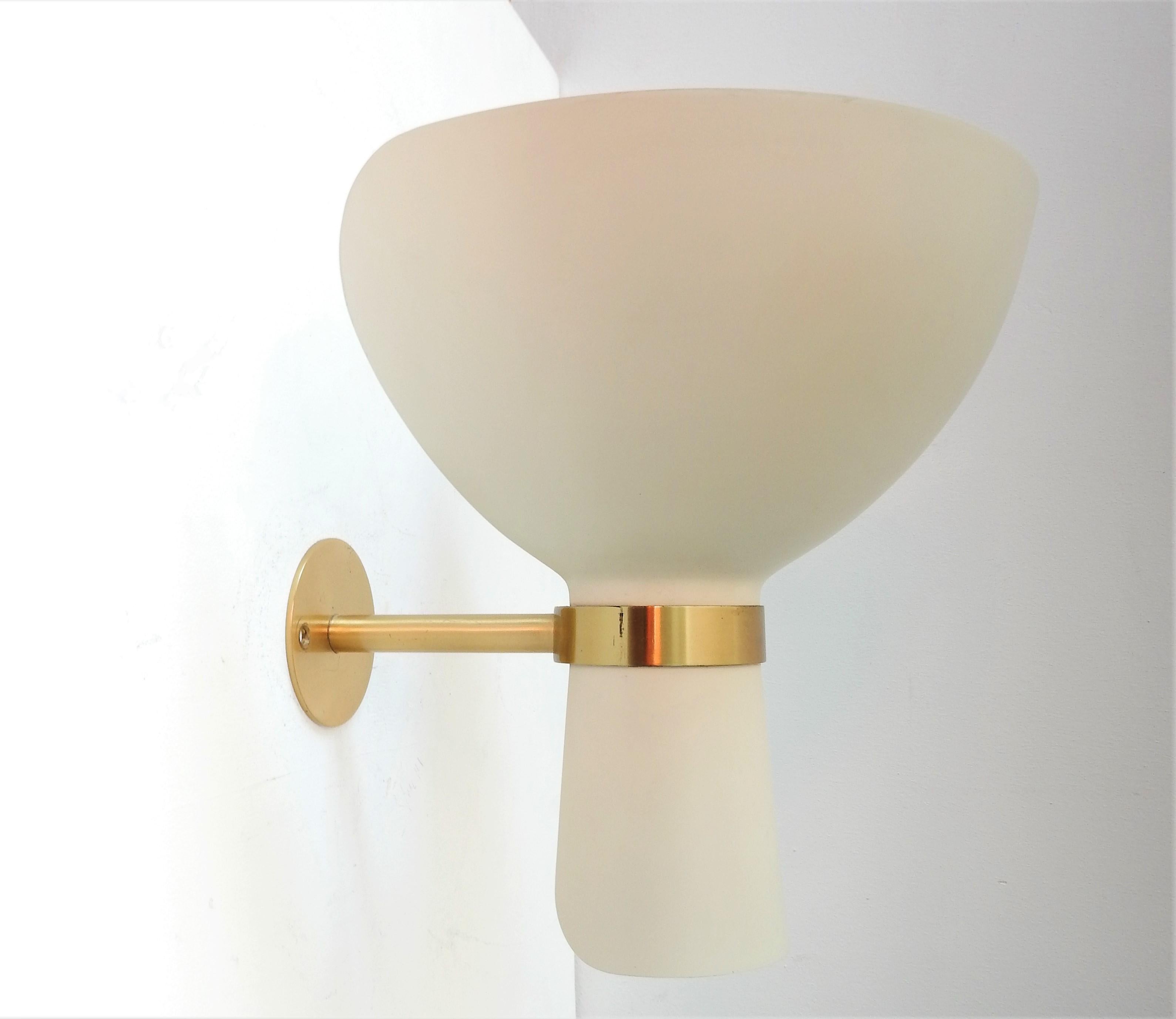 Mid-Century Modern Cream Colored Metal and Brass Diabolo Shaped Wall Lamp, 1960s
