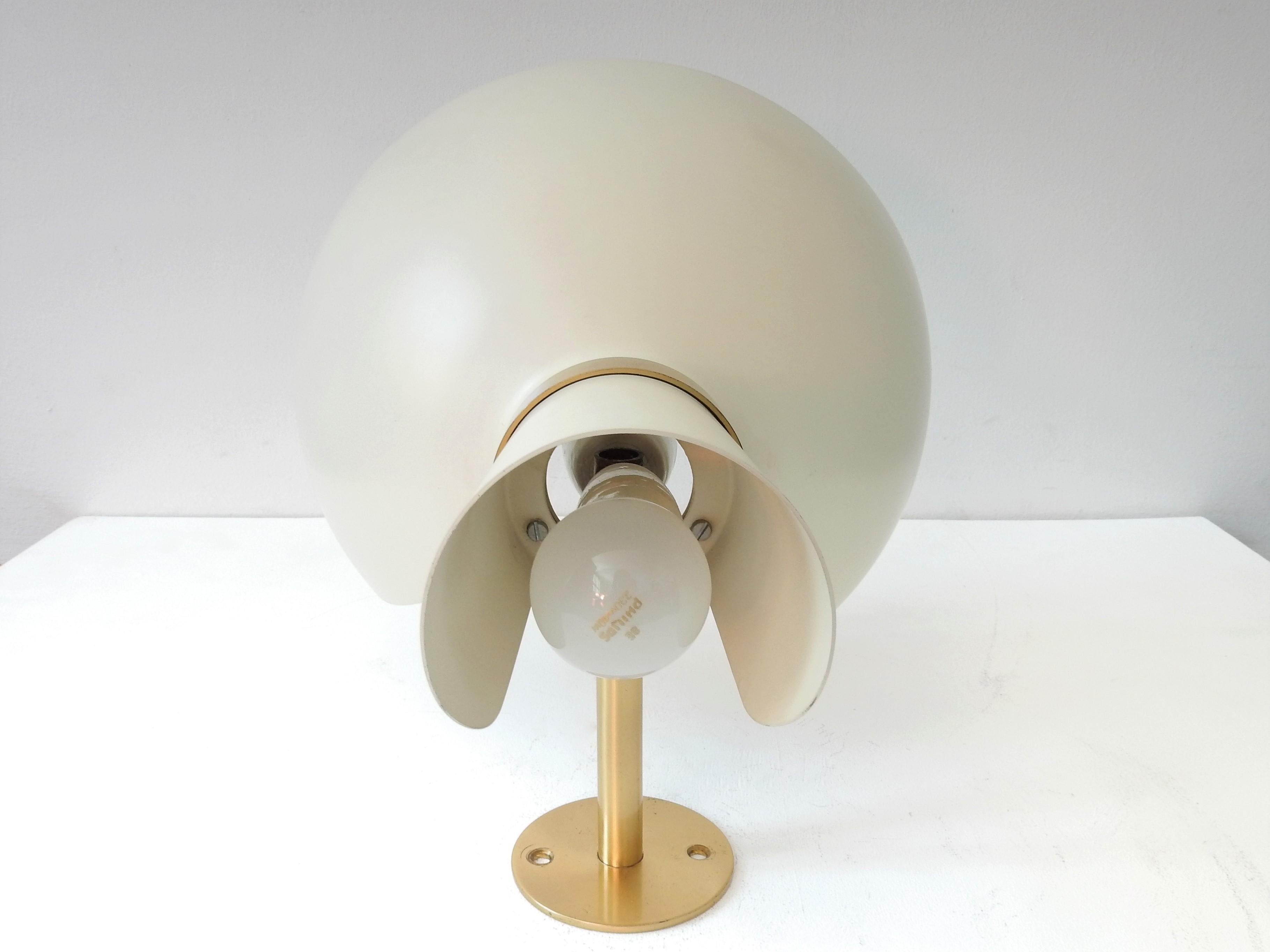 Cream Colored Metal and Brass Diabolo Shaped Wall Lamp, 1960s In Good Condition In Steenwijk, NL
